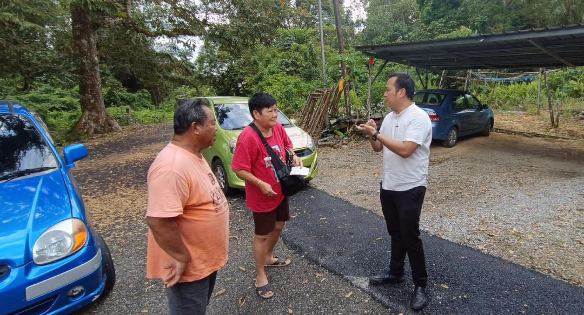 江峰年与当地居民了解水压过低情况。