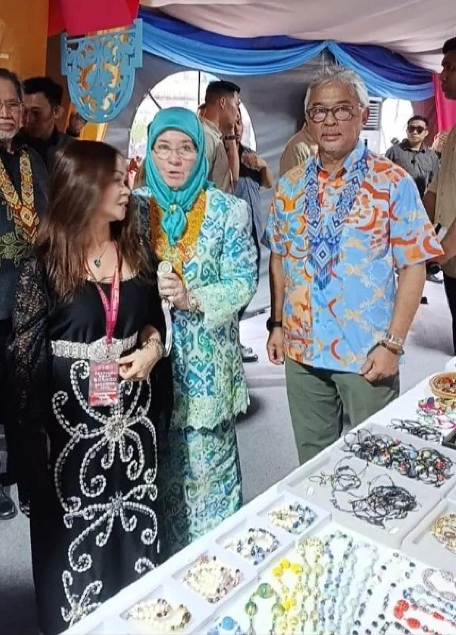 彭亨王妃敦朱丽娅阿米娜在出席2025砂拉越婆罗洲手工艺节时，向54岁的伊班手工艺创业者海伦娜大卫轻轻问候“Hi Helena”，成为她手工艺创业旅程中最难忘的时刻。