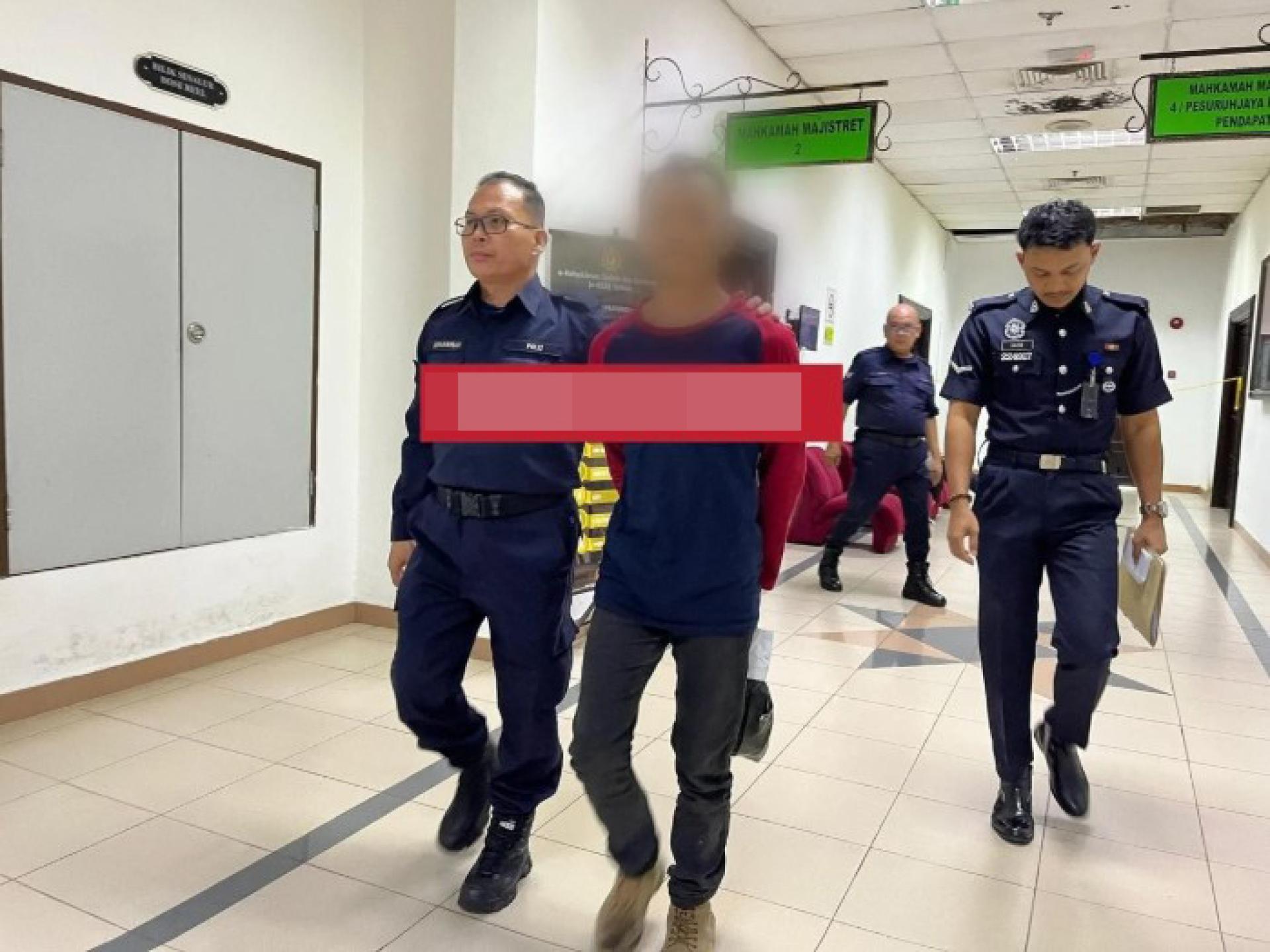 被告由警员押离地方法院二号庭。