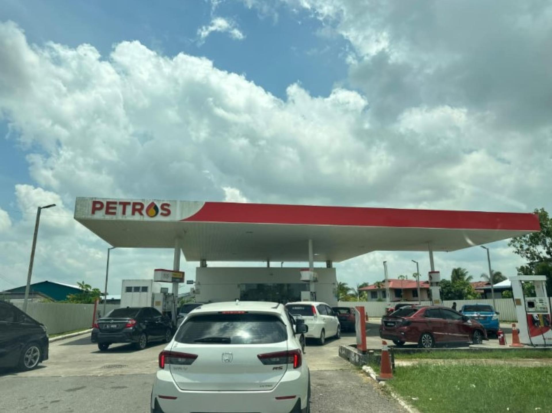 民众在达罗排队领取汽油。