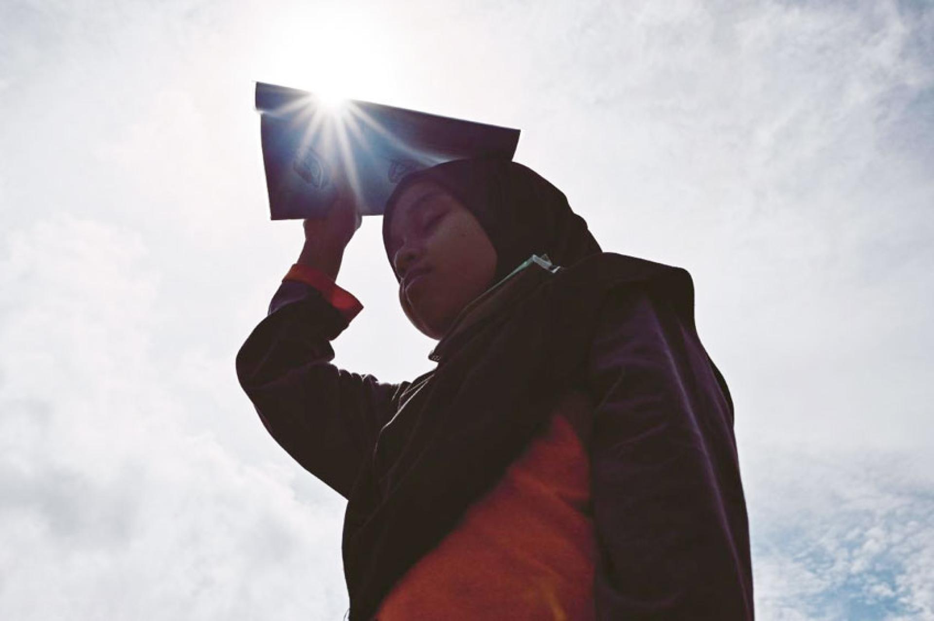 教育部提醒旗下教育机构，面对炎热天气必须采取预防措施，包括在气温超过35摄氏度的情况下，暂停举办户外活动。