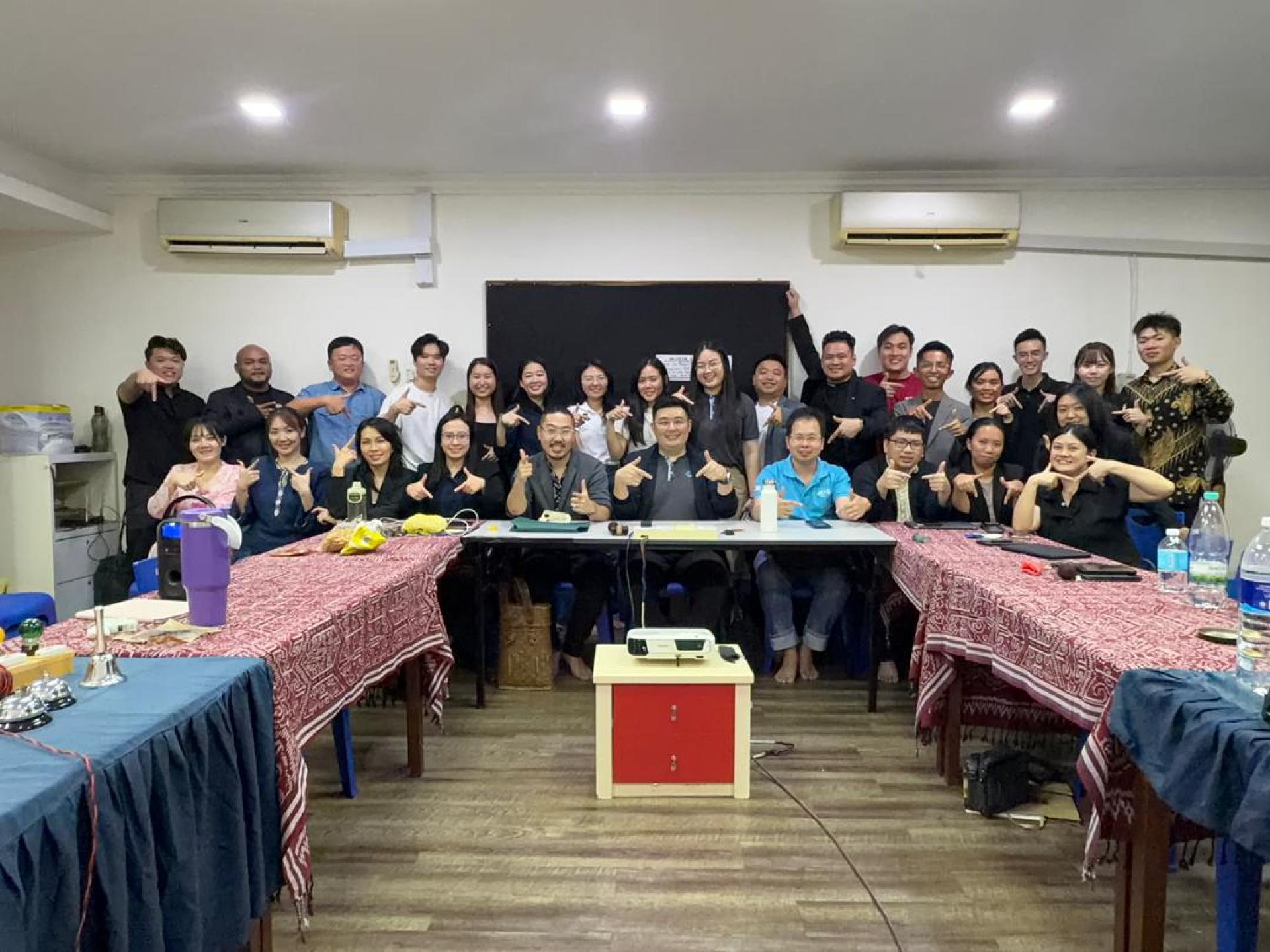 全体出席会议者合影。