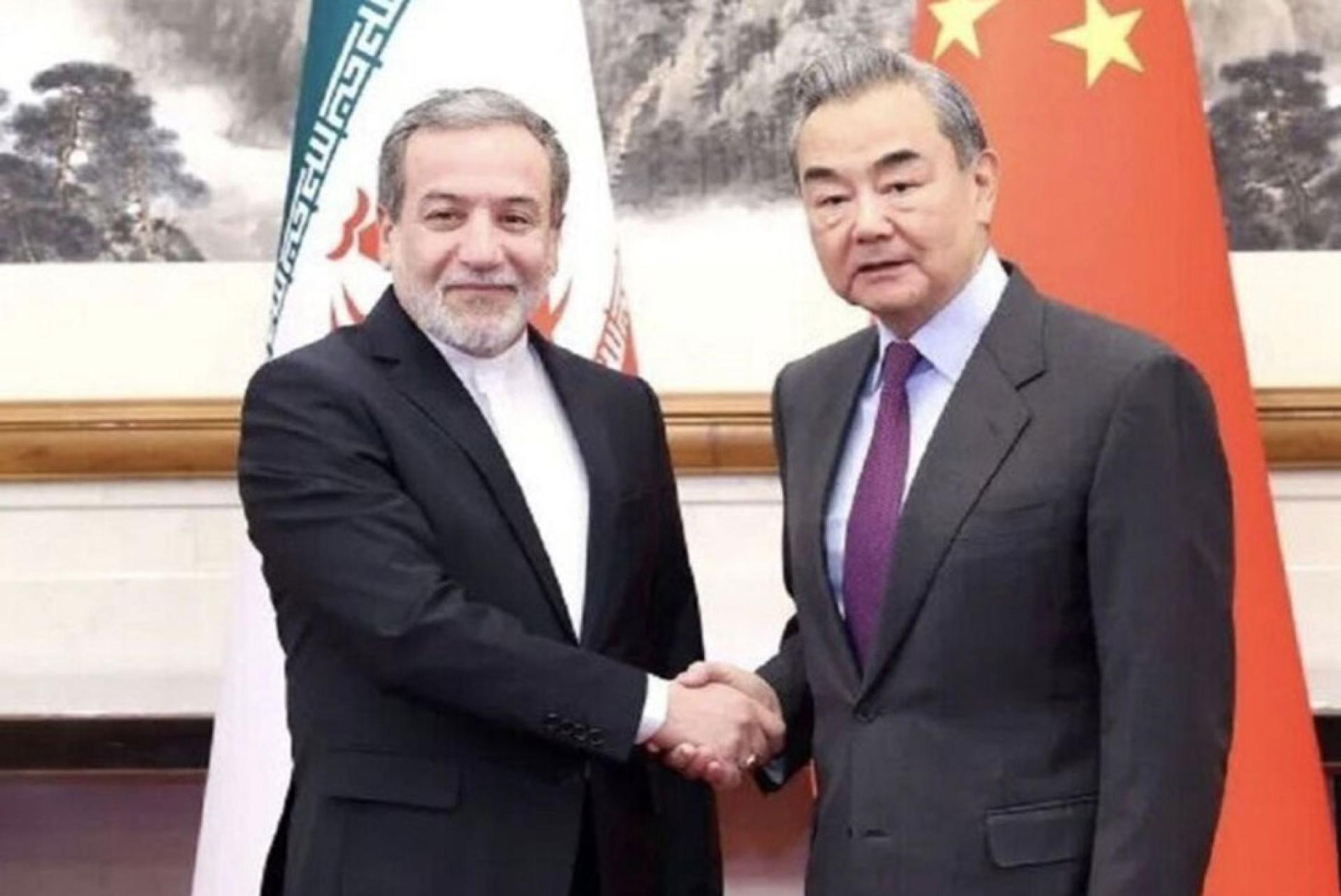 与中国外长王毅（右）通电话，伊朗外长阿拉格齐（左）称，感谢中方提供紧急人道主义援助。（档案照）