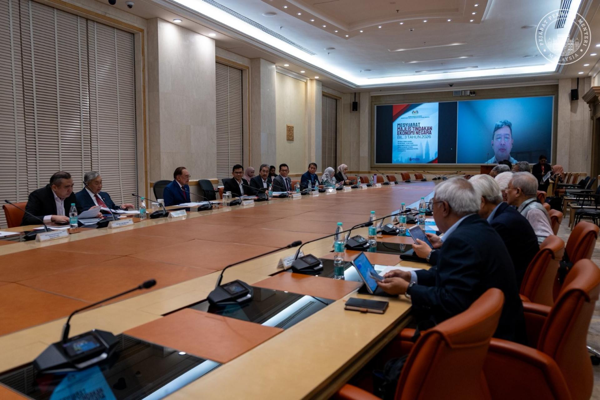 安华（后排左3）主持国家经济行动理事会议。后排左起陆兆福、阿末扎希及阿克马纳斯鲁拉。