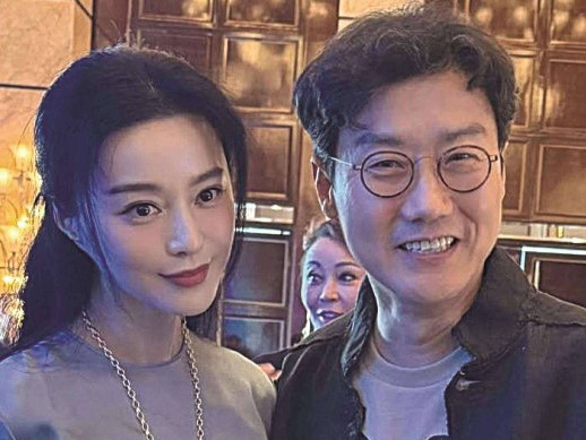 范冰冰同框《鱿鱼游戏》导演黄东赫。