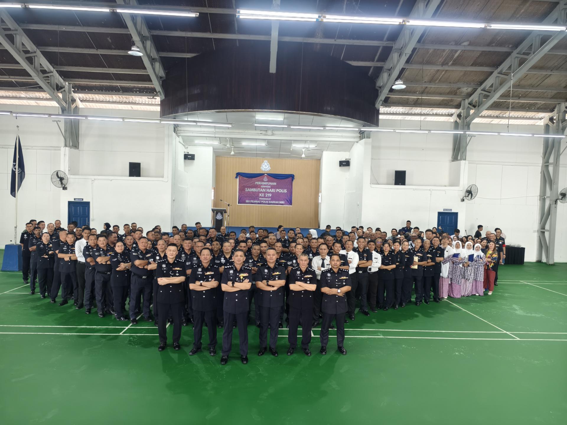 配合全国警察日庆典，美里警区今午在警察总部举办第219届警察日集会合影。前排左3为美里警区主任李炳强。