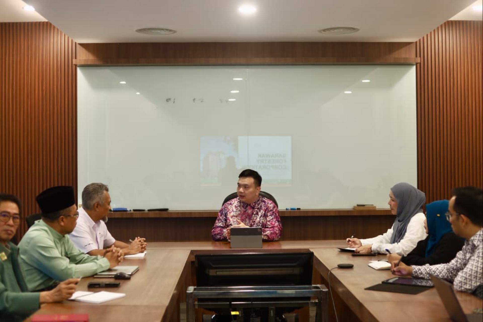 旅游、艺术及文化部副部长赵俊文（中）在古晋砂林业机构威士马Lestari大厦，与总经理及团队召开会议，了解生态保育及尼亚国家公园修复进展。