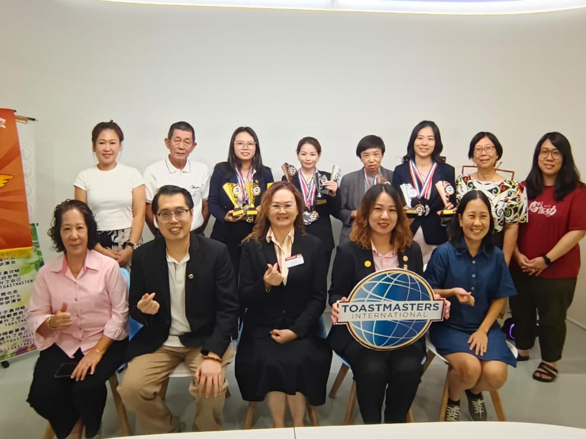 全体合照留念。 坐中 D5 分区总监池秋燕， 右2为筹备会主席陈淑怡。