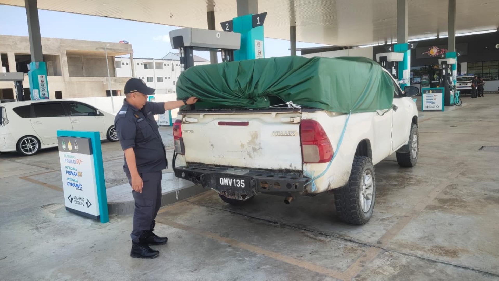 执法人员在车内发现疑似改装的储油箱，用于装载柴油。