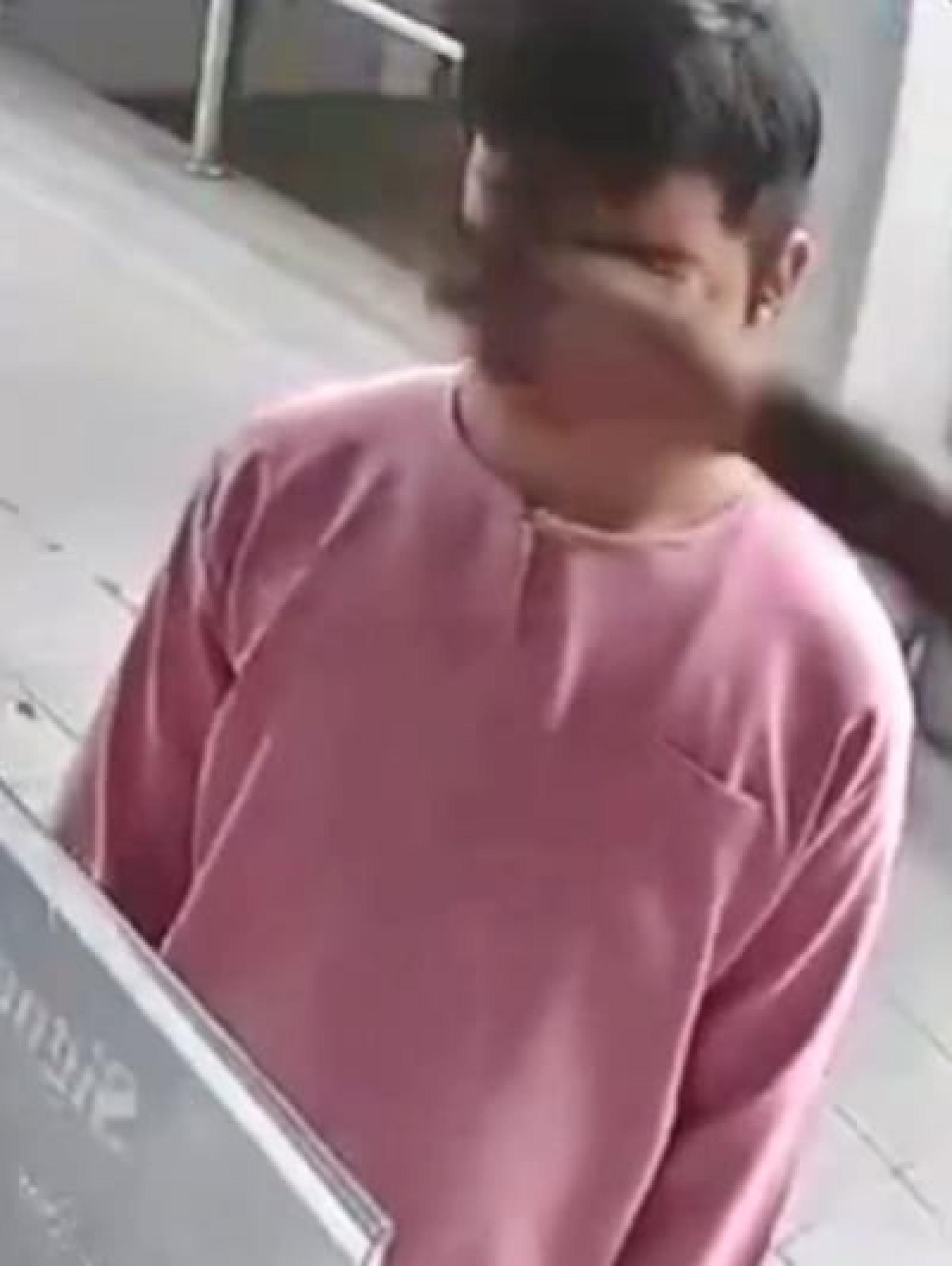 少年冷不防遭到掌掴。