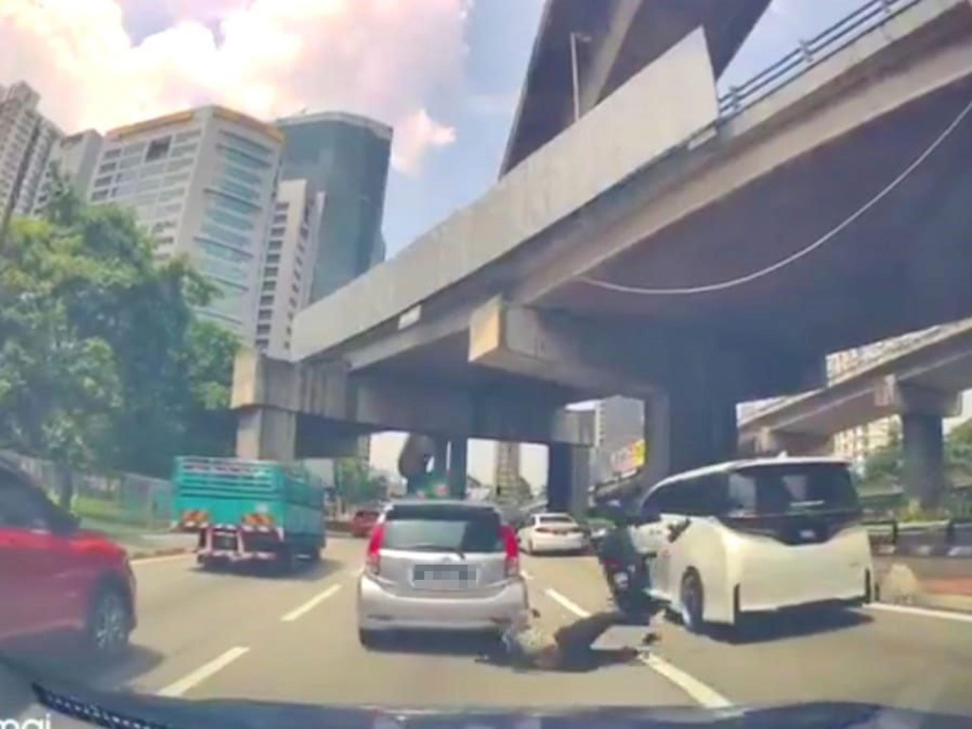 骑士撞到女郎，双方失控摔倒路面。