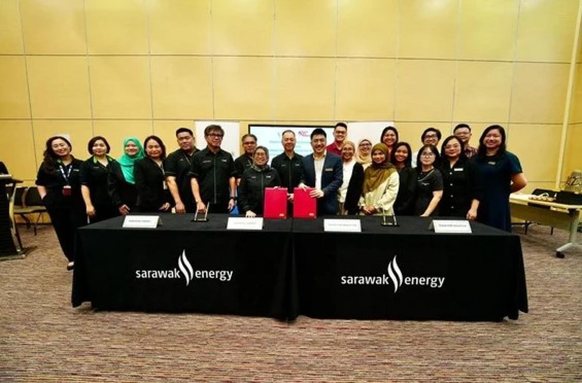 SEB与TFM签署谅解备忘录后合影。