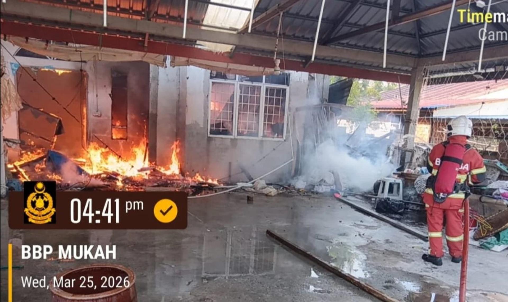 消防员正在扑灭火灾。