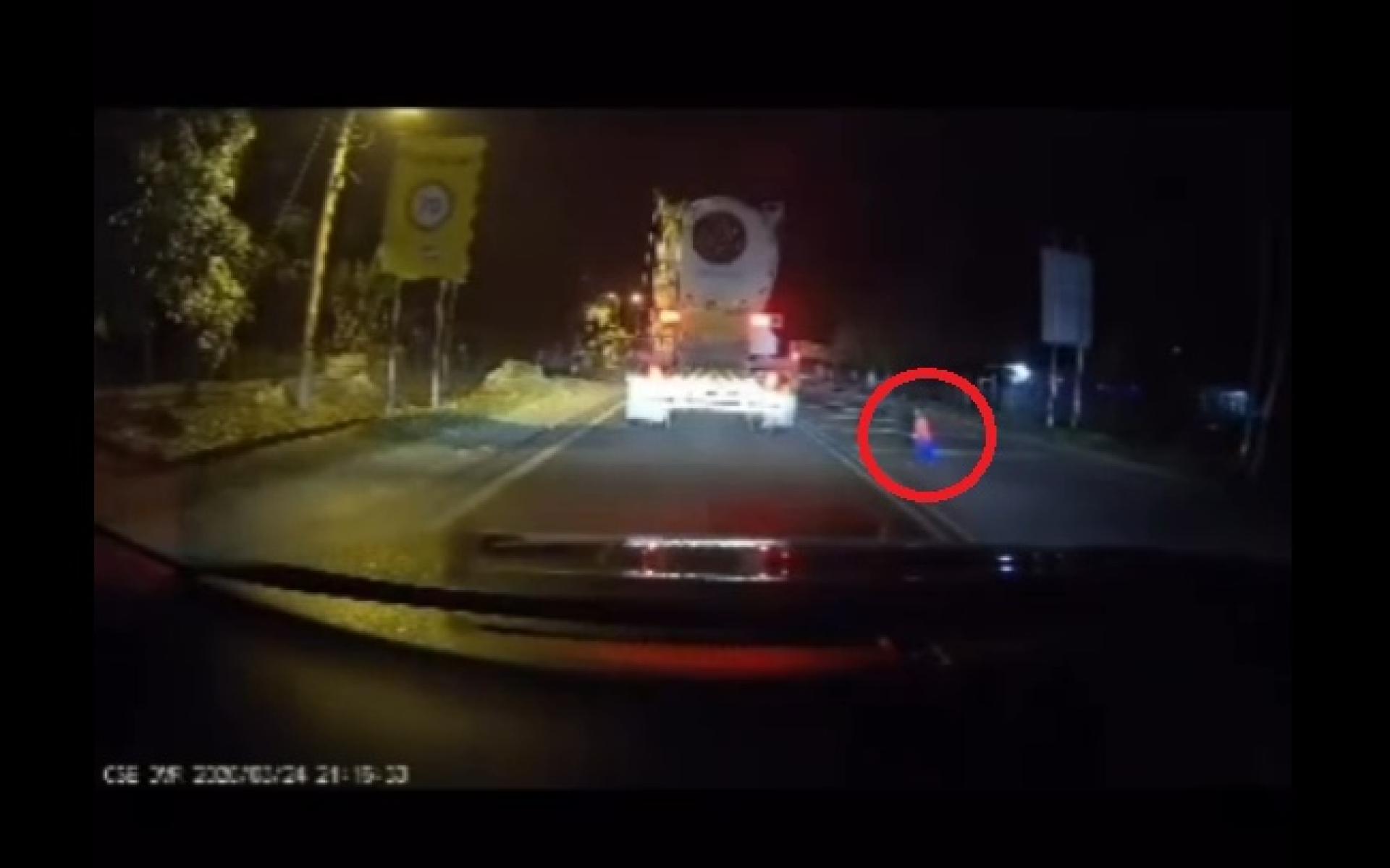 1岁多的小孩在夜色中穿越马路，在虎口中命悬一线。