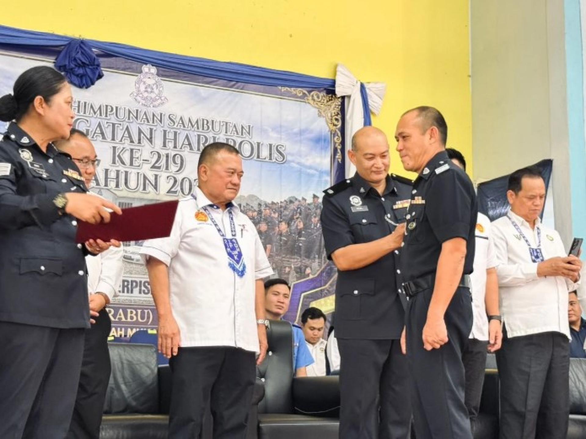 穆哈末在2026年第219届警察纪念日庆典上为沐胶县警察晋升警衔。