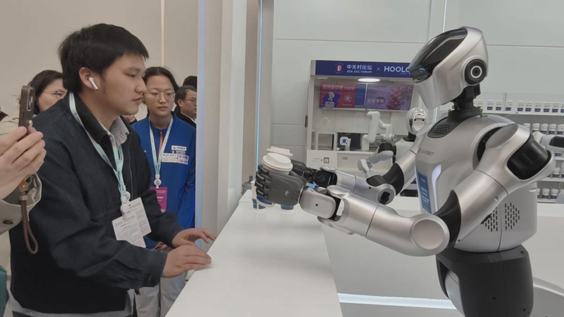 大批嘉宾们光顾“机械人餐吧”。（图：星岛日报）