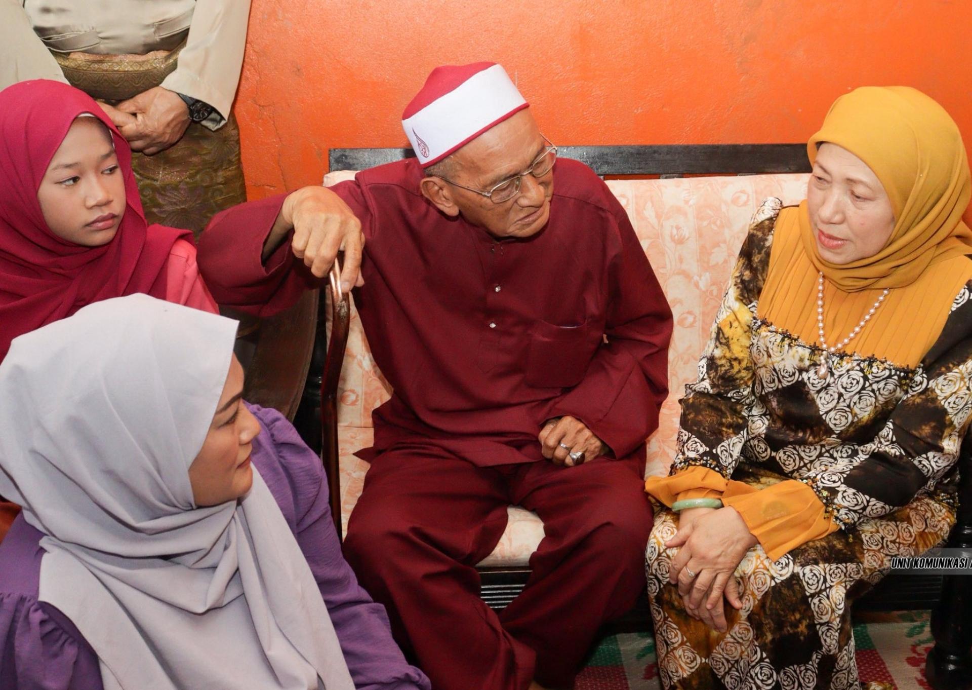 拿督斯里南茜（右）亲自探访并发放援助金给年长者。