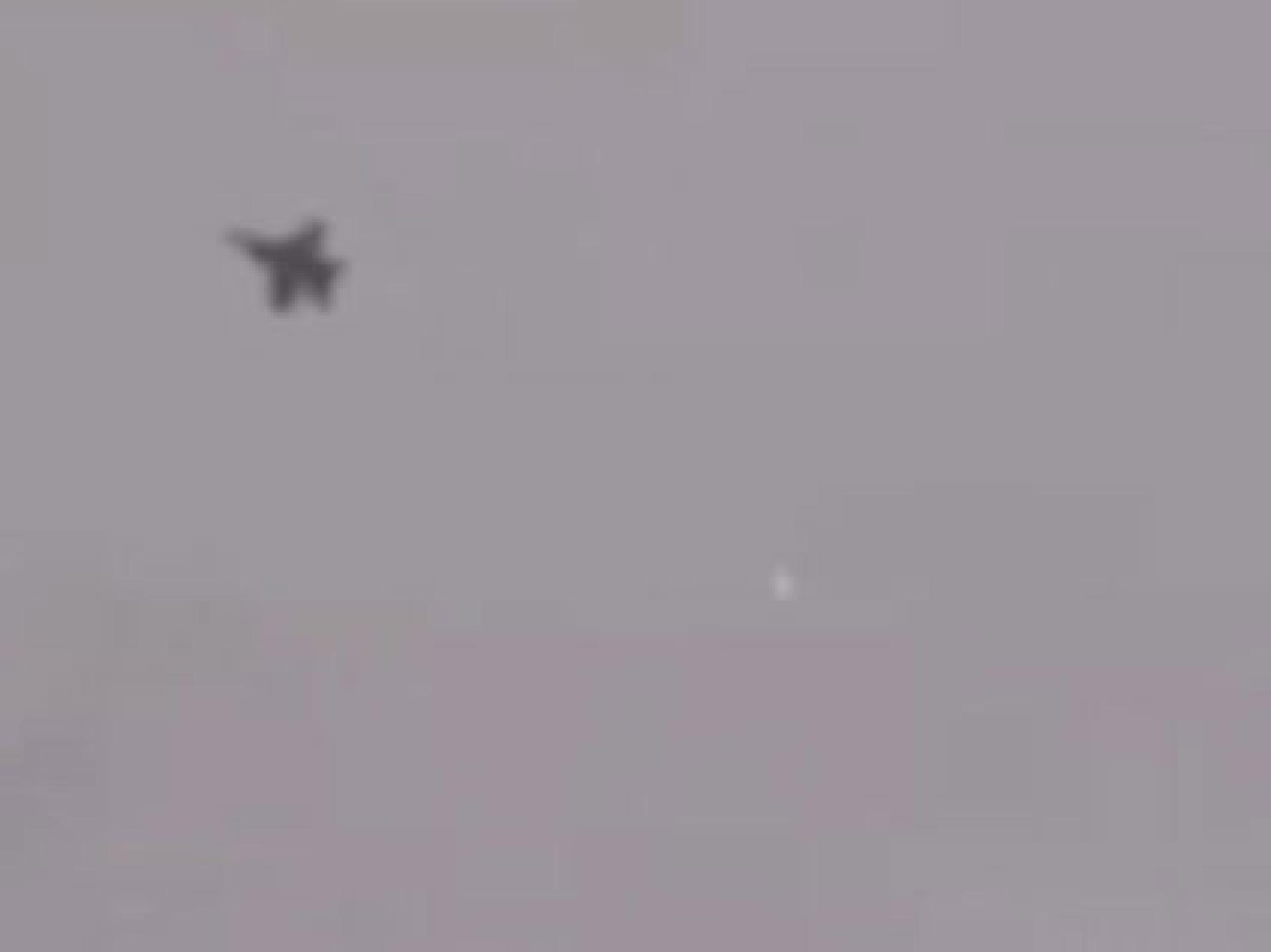 画面显示伊朗炮火（白点）射向战机。