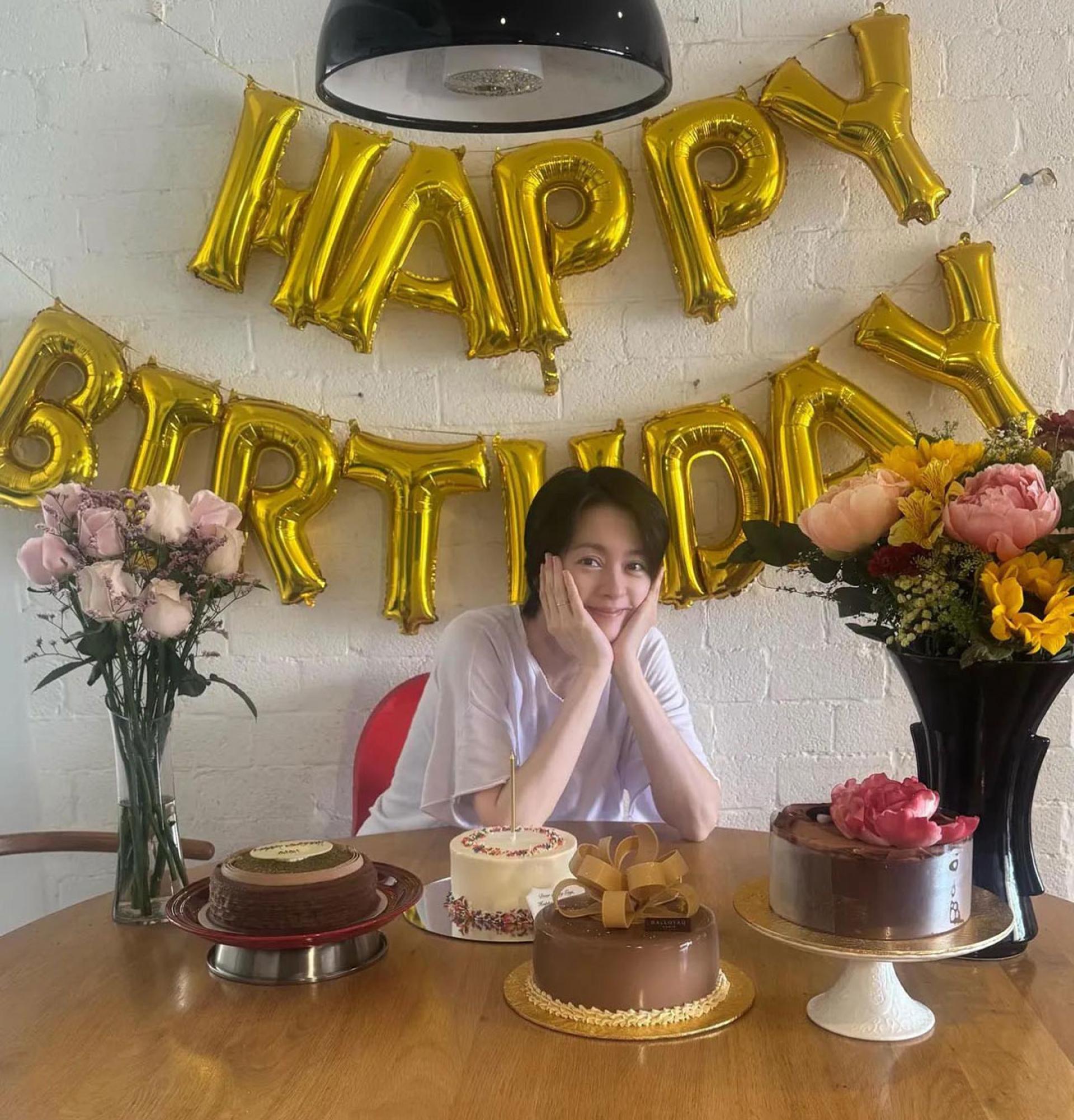 梁咏琪素颜庆祝50岁生日。