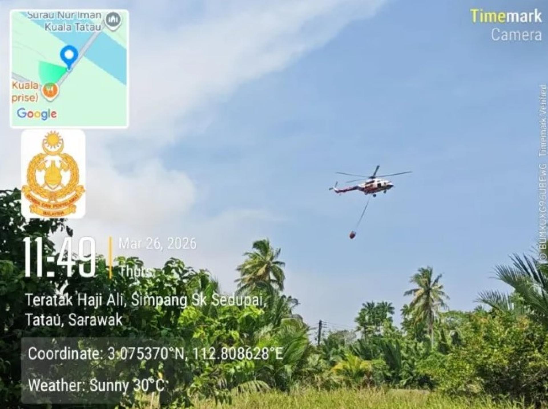 消拯人员于2026年3月26日在达岛瓜拉达岛—瑟鲁拜展开空中洒水行动扑灭林火。（照片来源：砂拉越消拯局）