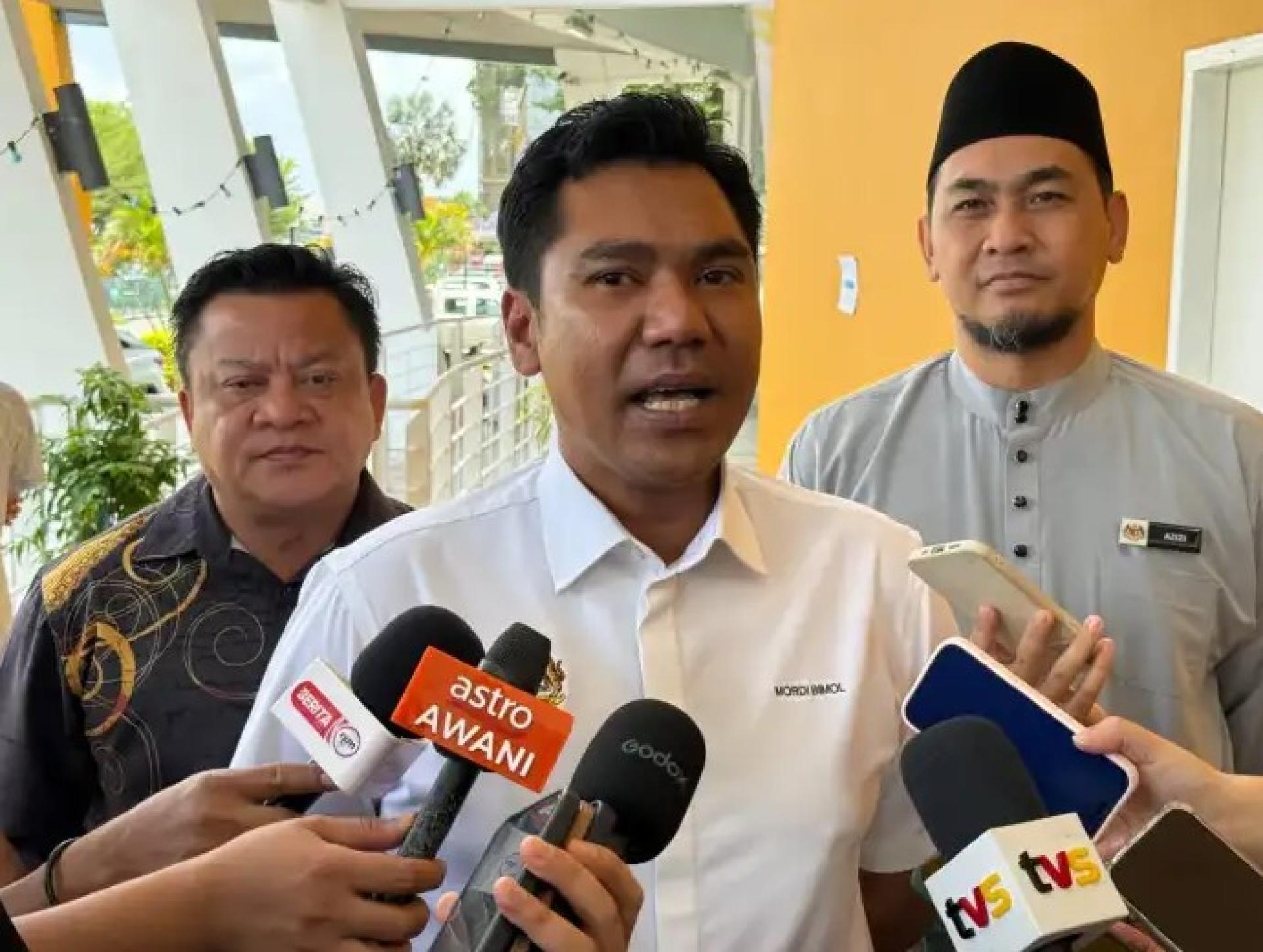 莫迪（中）于2026年3月26日在古晋砂拉越青年与体育综合大厦接受记者访问。