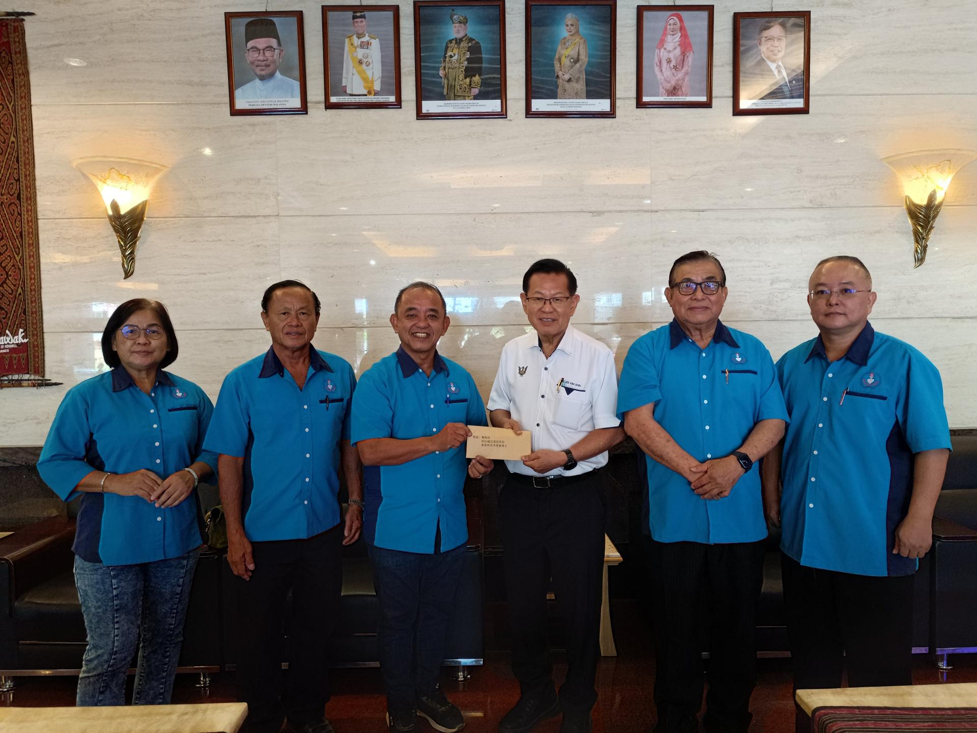 美林省华小董联会主席本固鲁叶增城（左3）偕同副主席本固鲁蔡刚明（右2）、副主席甲必丹官翠桃（左1）、秘书长黄敬明（右1）及副建设甲必丹严学忠（左2），礼貌拜会并移交邀请函予砂交通部部长拿督斯里李景胜（右3）。