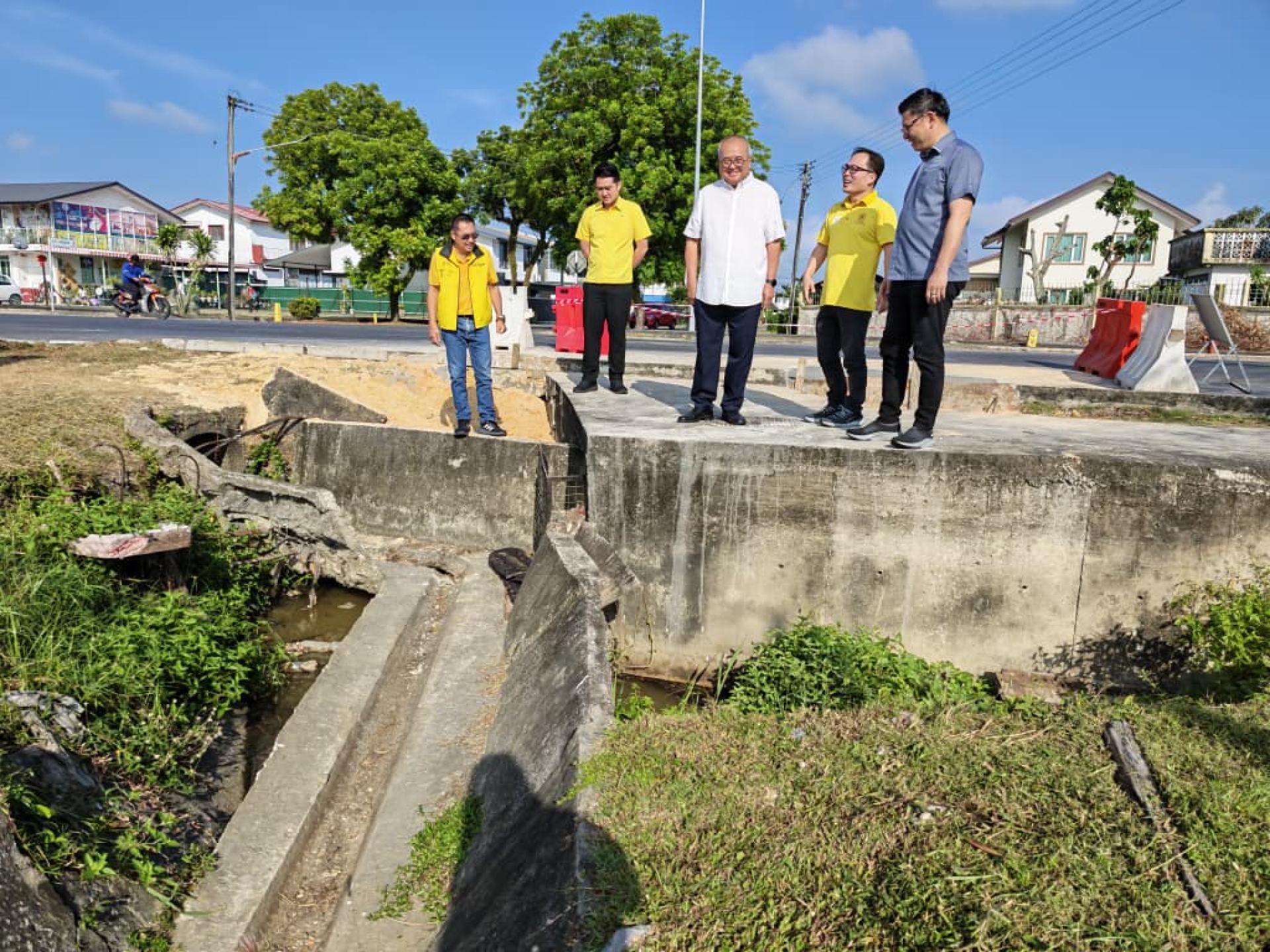 俞小珊（中）与服务团队实地了解珠巴道路首阶段工程施工情况。