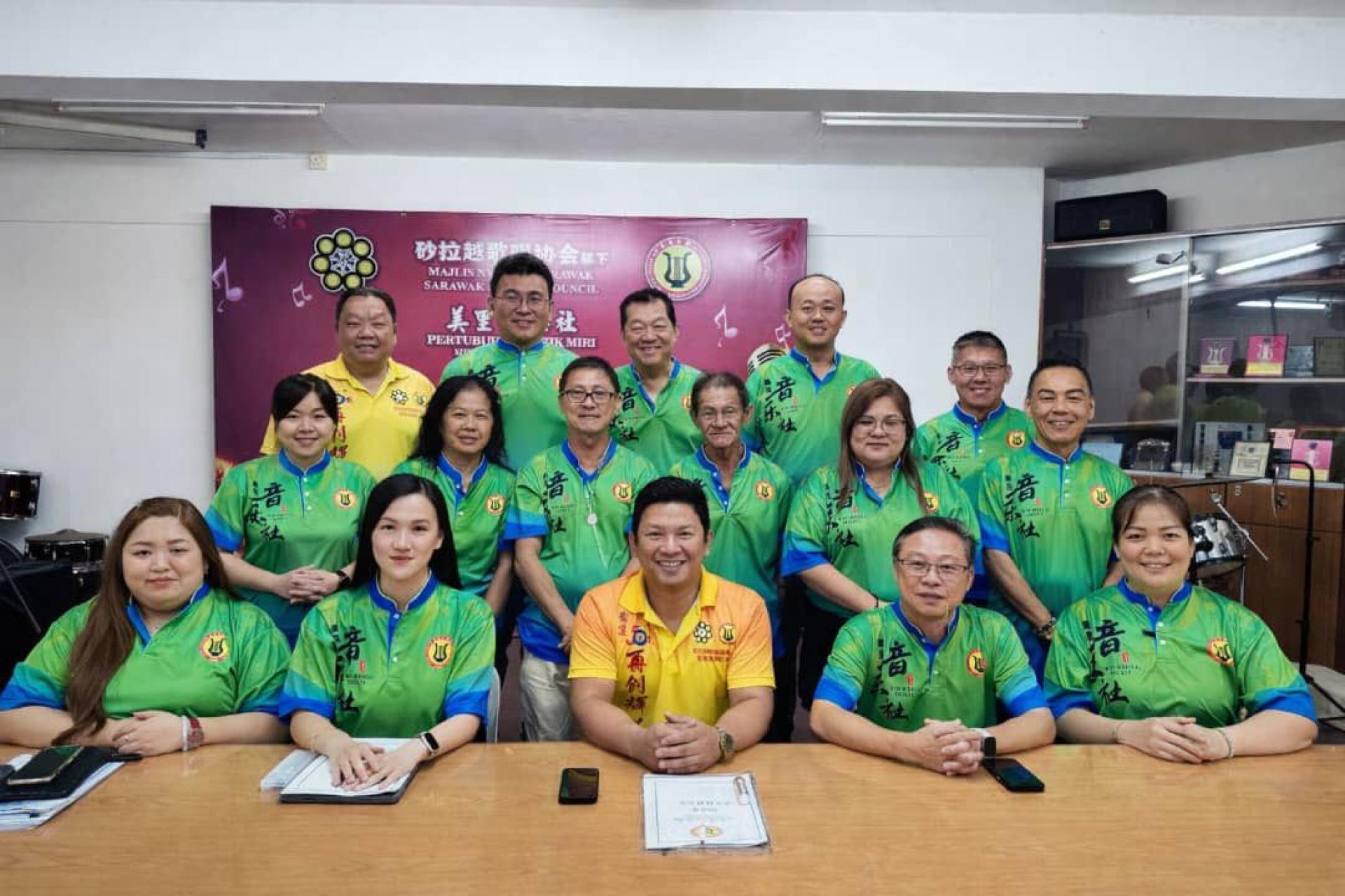 全砂儿童及中学生华语歌唱赛美里区选拔筹备会成员合影。前排右2起为美里音乐社主席黄平南、筹备会主席严昭兴及署理主席黄德娜。