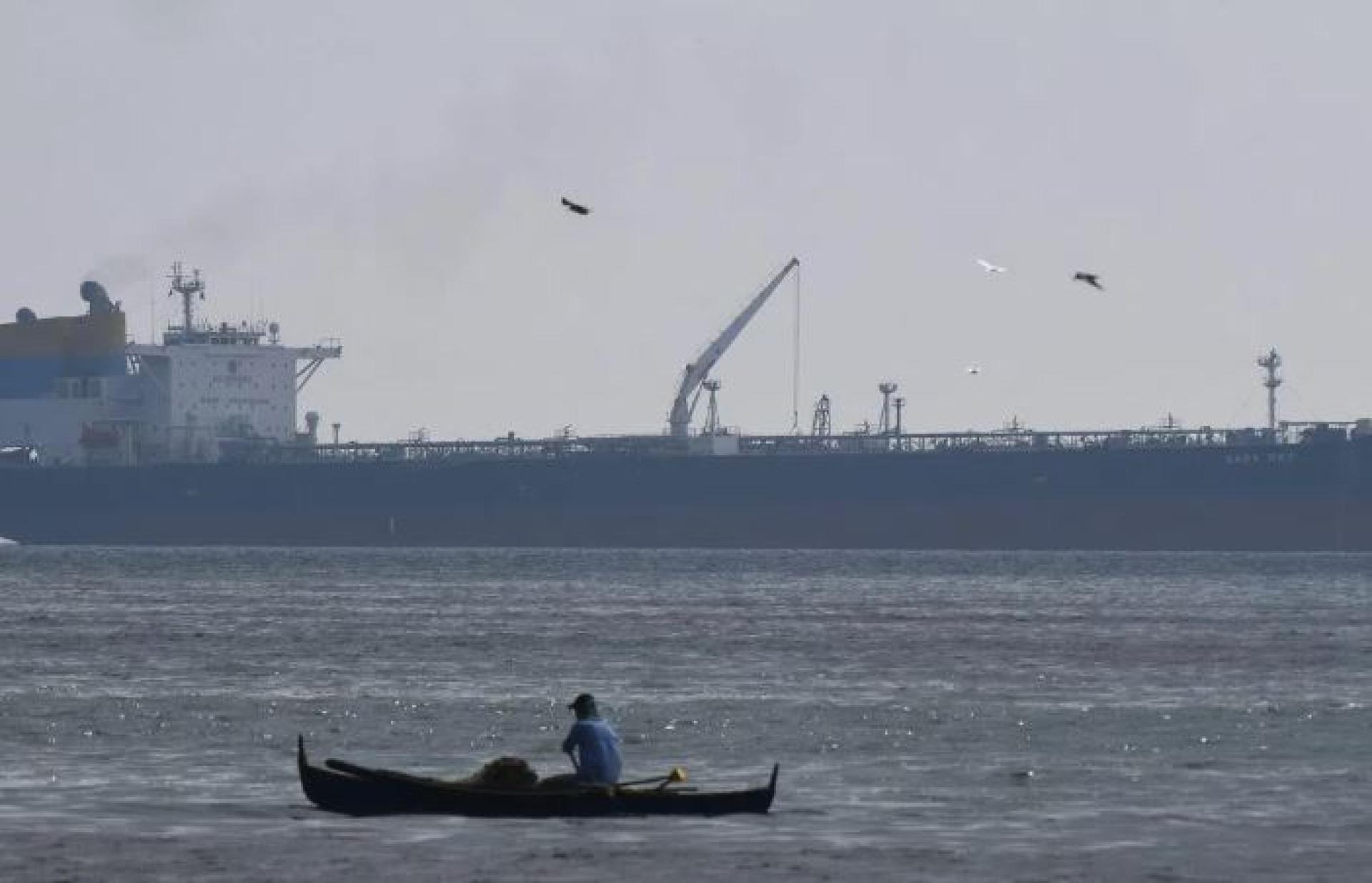 3月26日，悬挂塞拉利昂国旗的“萨拉天空”号货轮，停泊在菲律宾巴丹省利迈港。