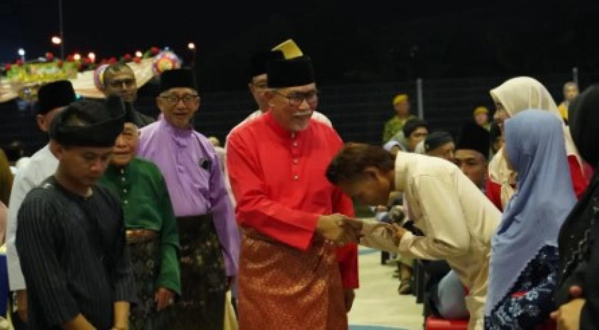 连达立在“开斋节”庆祝活动中与民众见面。照片：UKAS