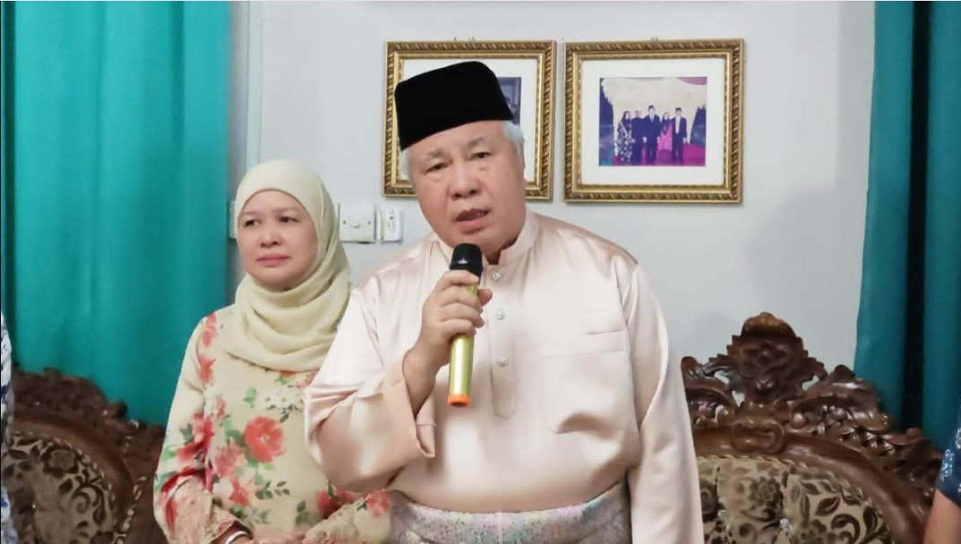 阿旺登雅在访问阿旺库住所的“开斋节”活动中发言。