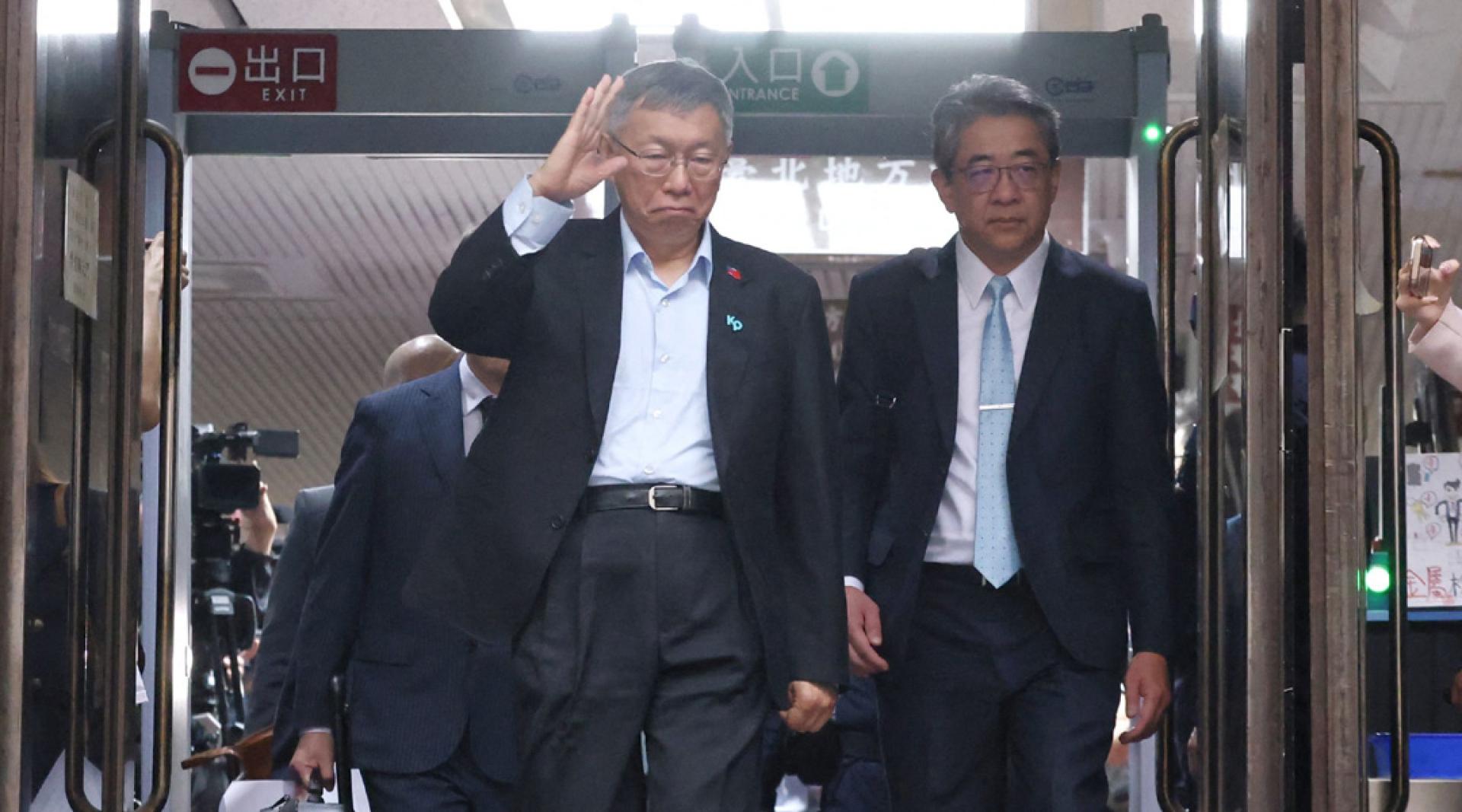 台湾民众党创党主席柯文哲（左一）周四走出台北地方法院时，向人群挥手致意。