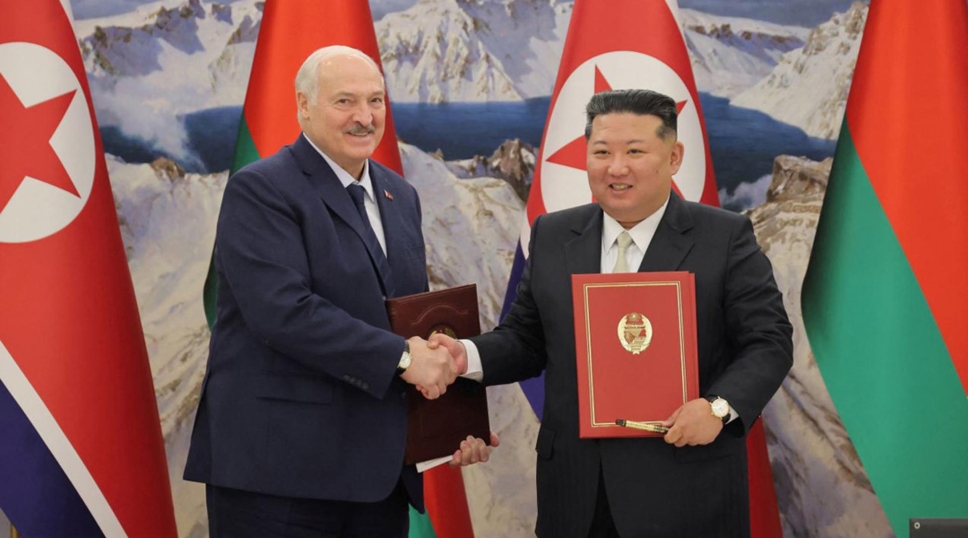 金正恩（右）与卢卡申科会谈 签署友好合作条约。