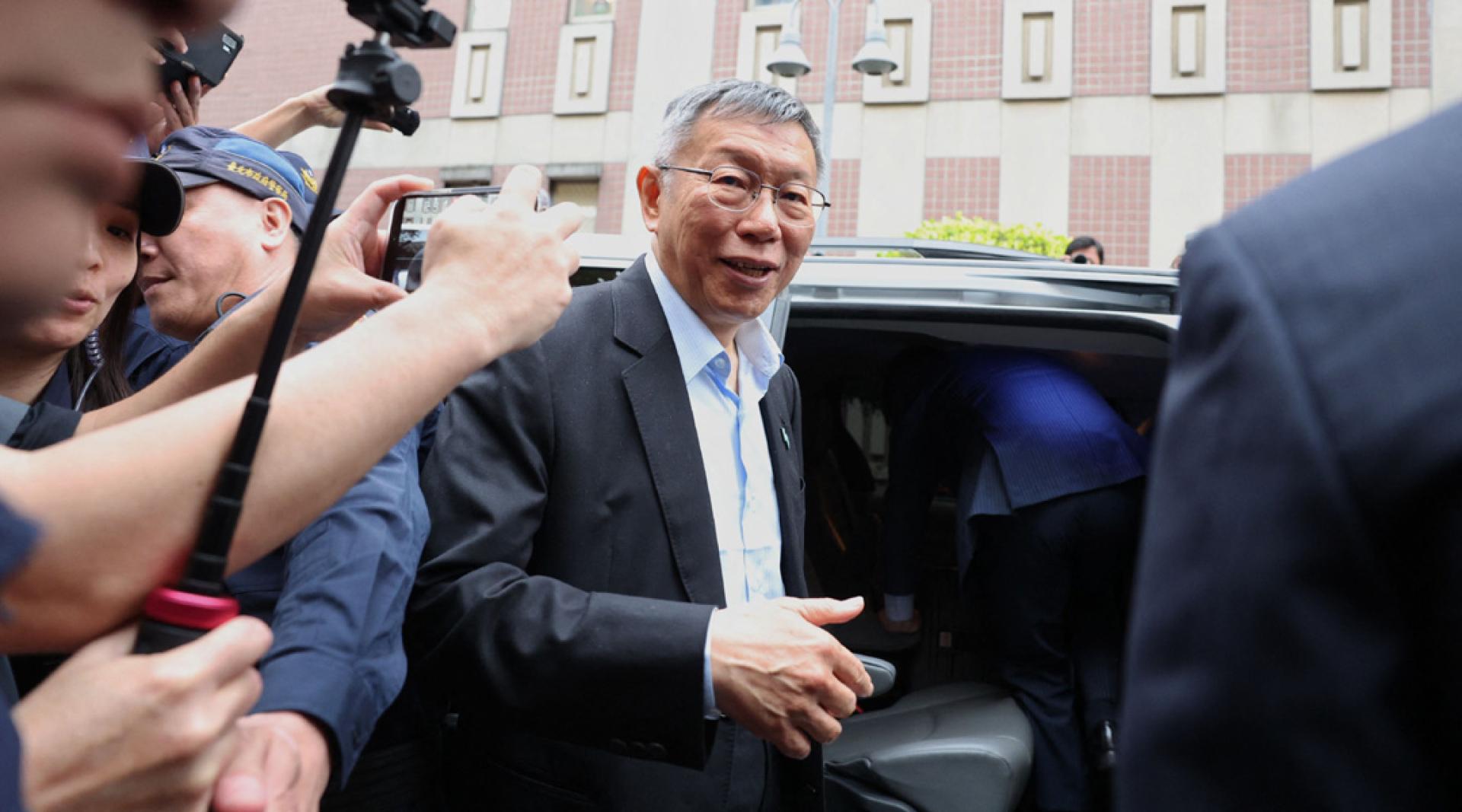 台湾民众党创党主席柯文哲周四走出台北地方法院。