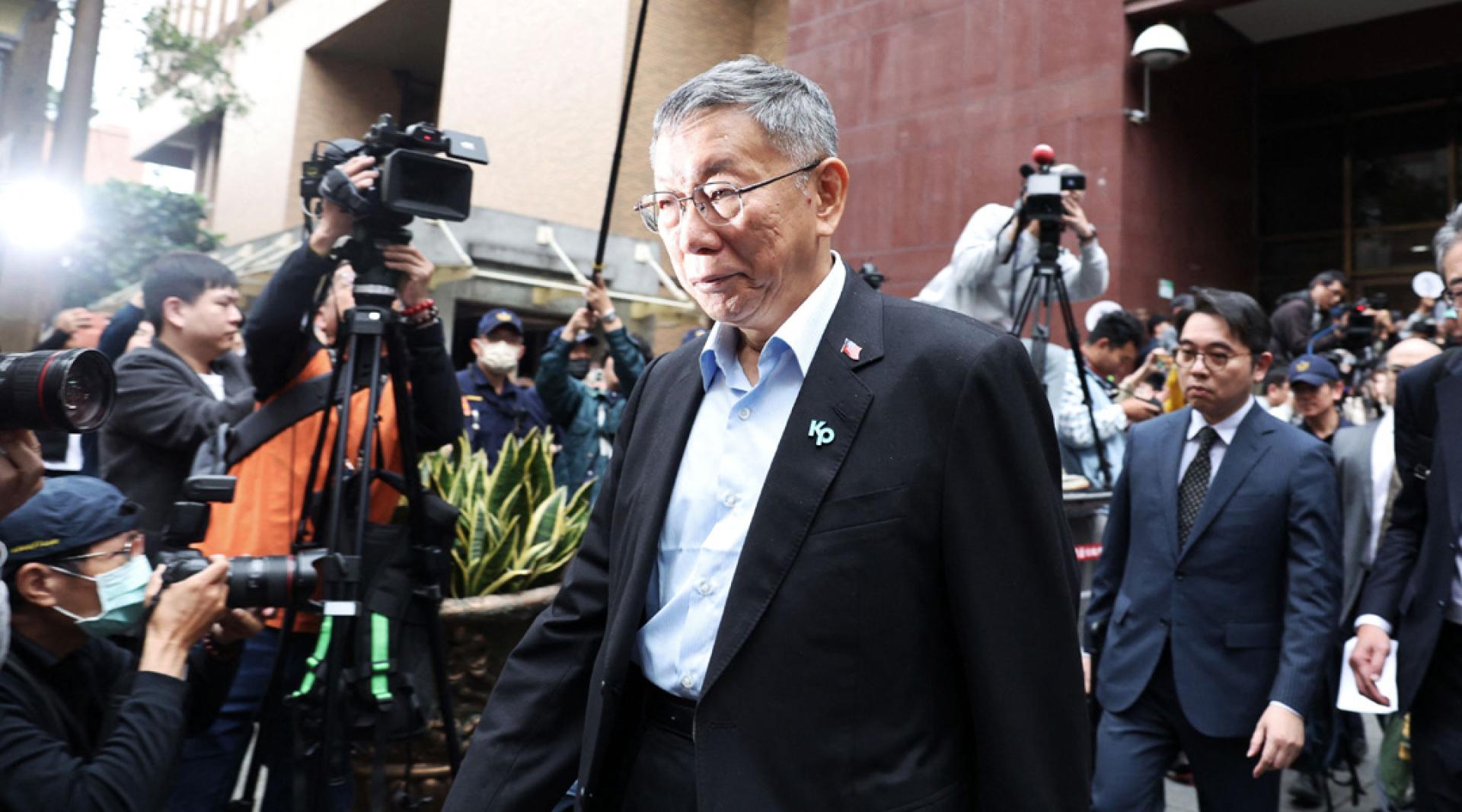 台湾民众党创党主席柯文哲周四走出台北地方法院。