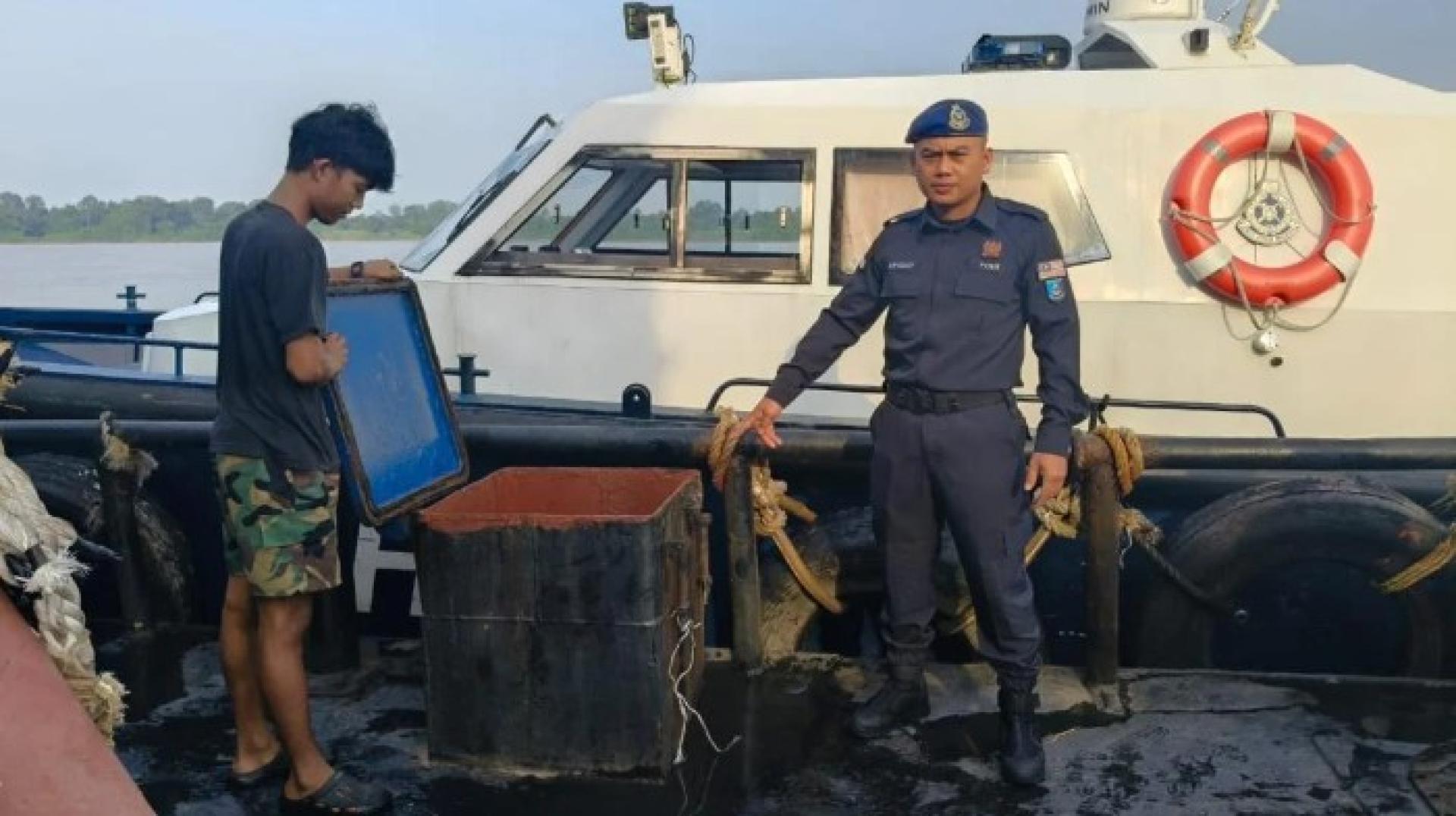 在伊干河丁力港码头一艘拖船上发现的部分柴油。