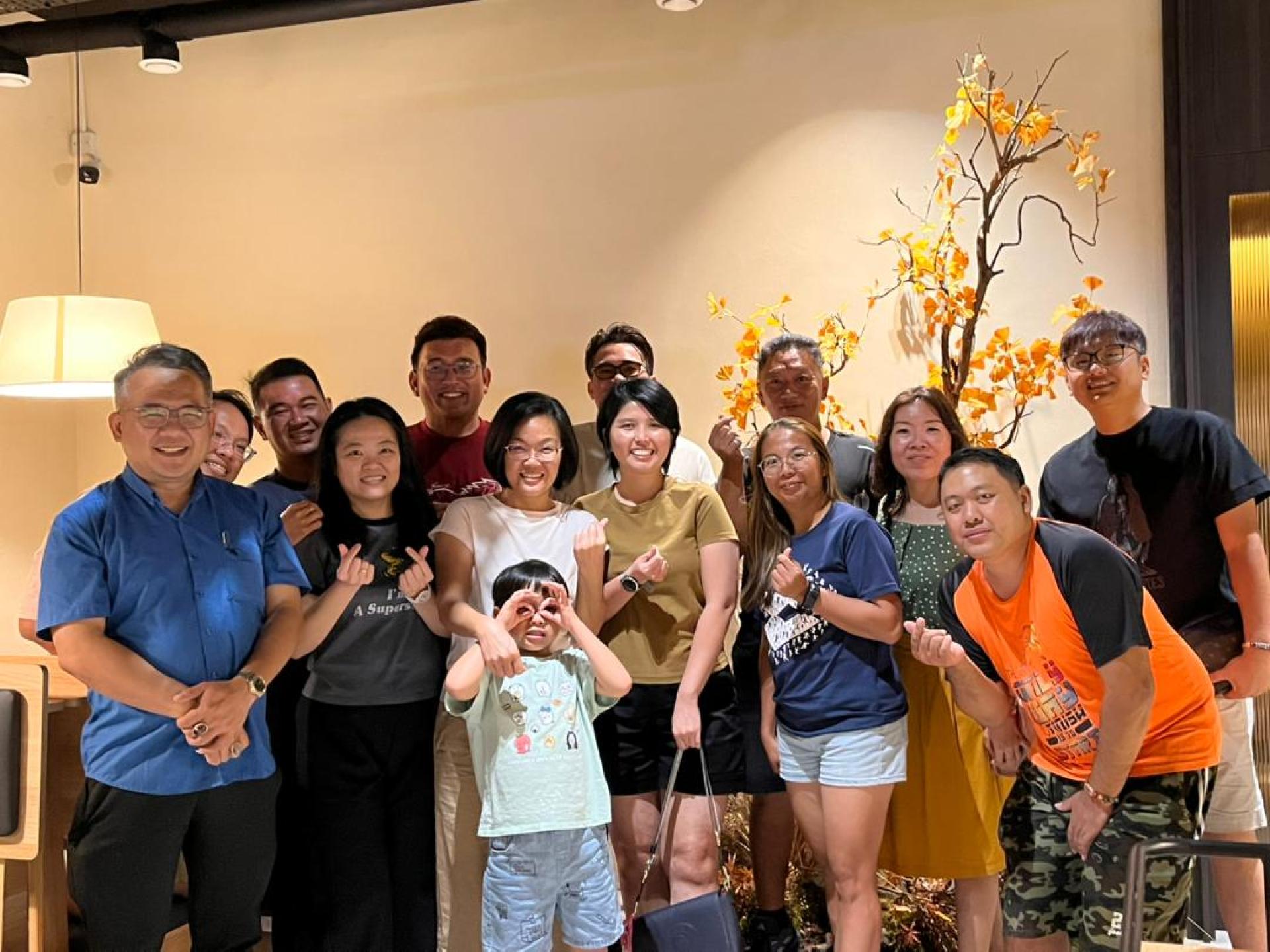 紫理阁青年团成员于聚餐交流暨团委庆生会上合影留念。左为团长熊千雨。