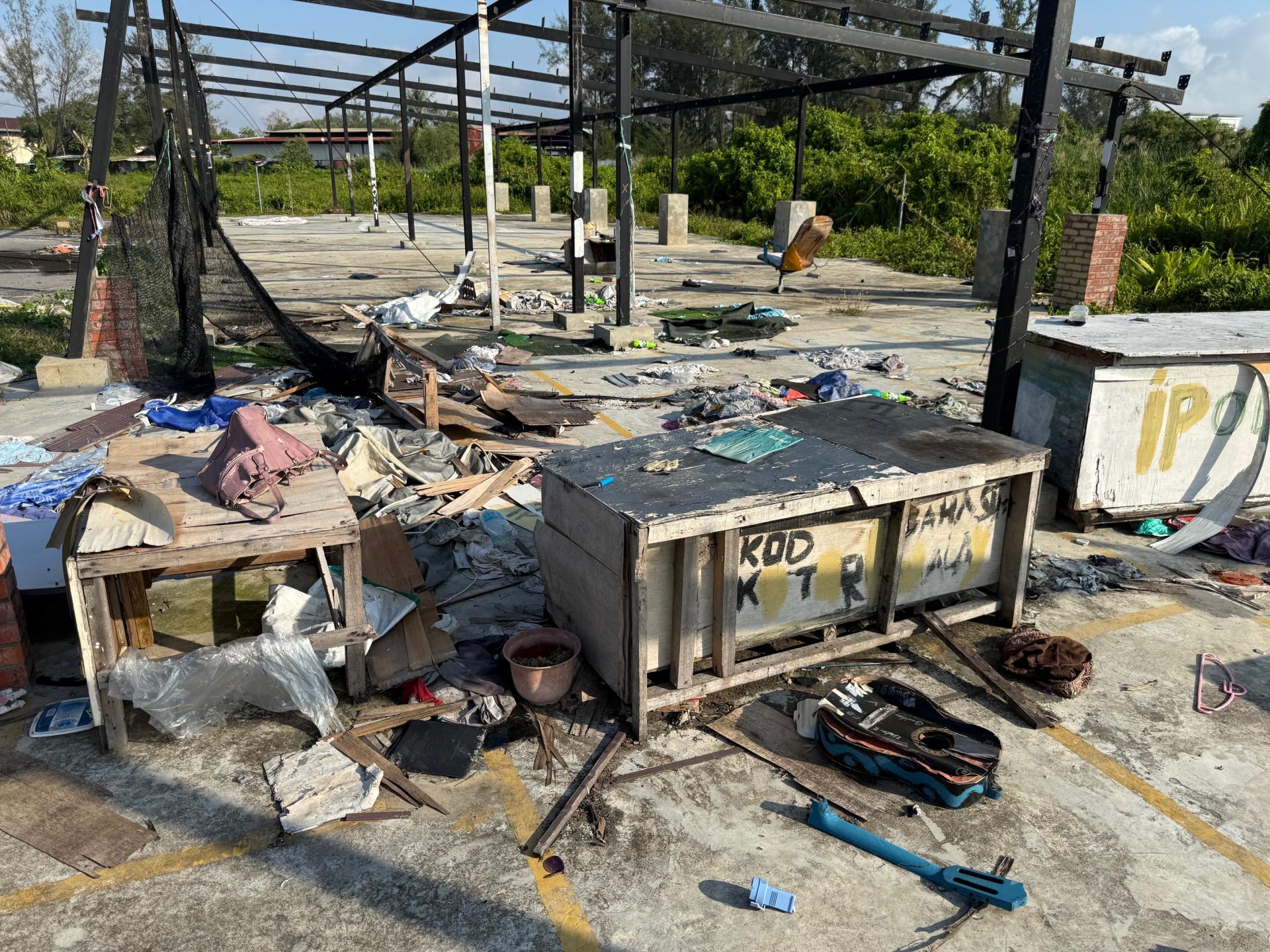 现场情况依旧堆积杂物，屋顶早就不翼而飞，针对此时当局必须采取行动，并且给予解释。