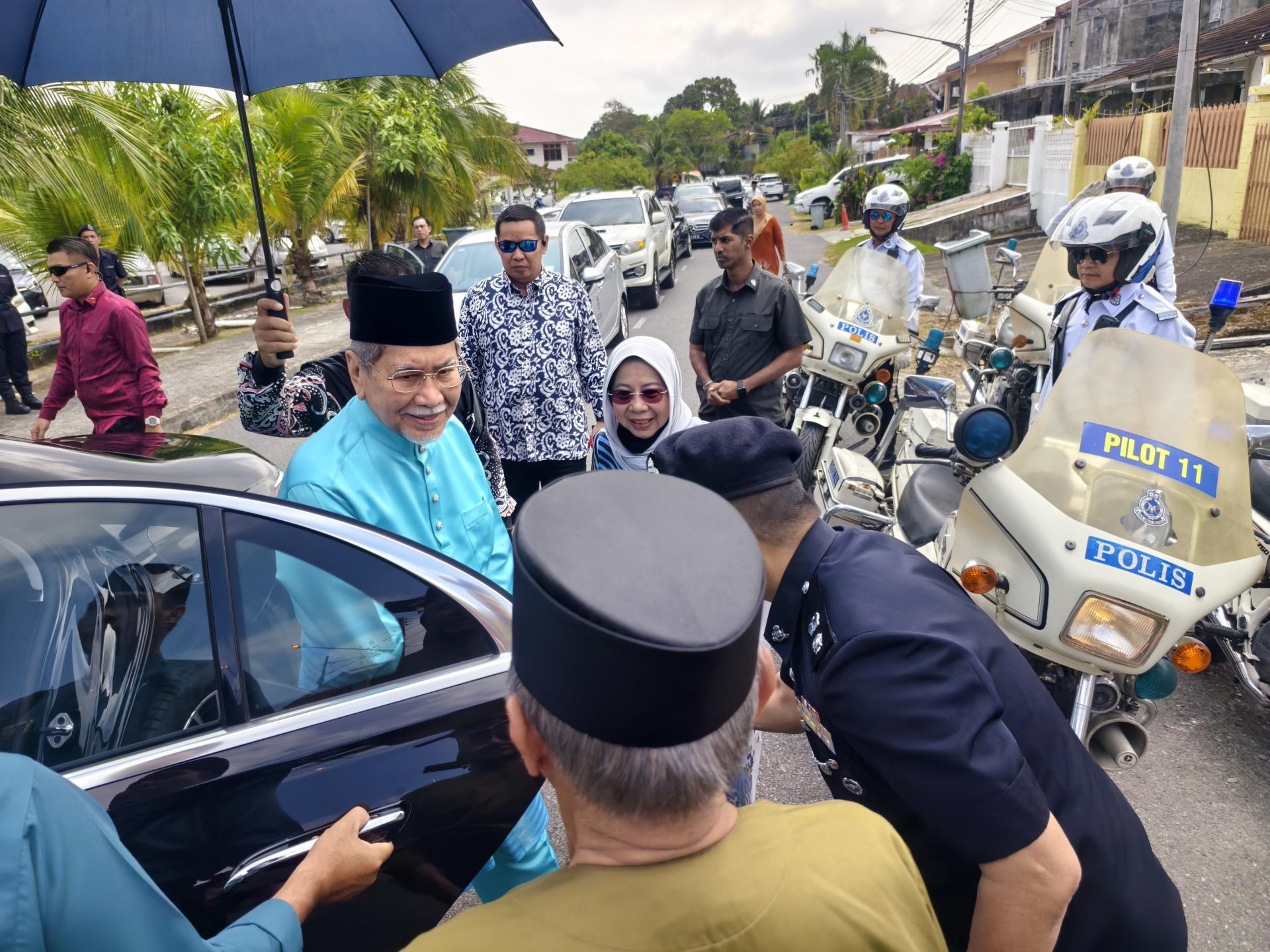 砂拉越元首敦丕显斯里旺朱乃迪博士抵达拿督罗茜住家时，获得众人迎接。