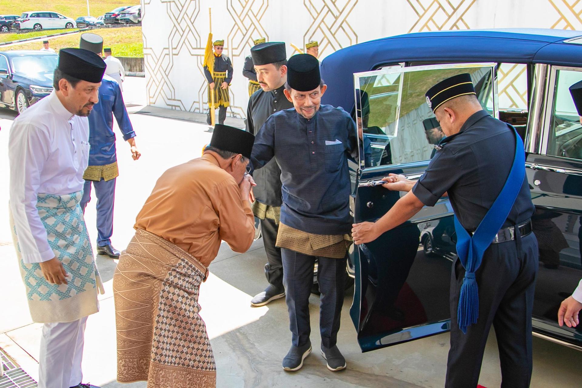 苏丹抵步时受到宗教事务部长丕显巴达鲁丁的迎接