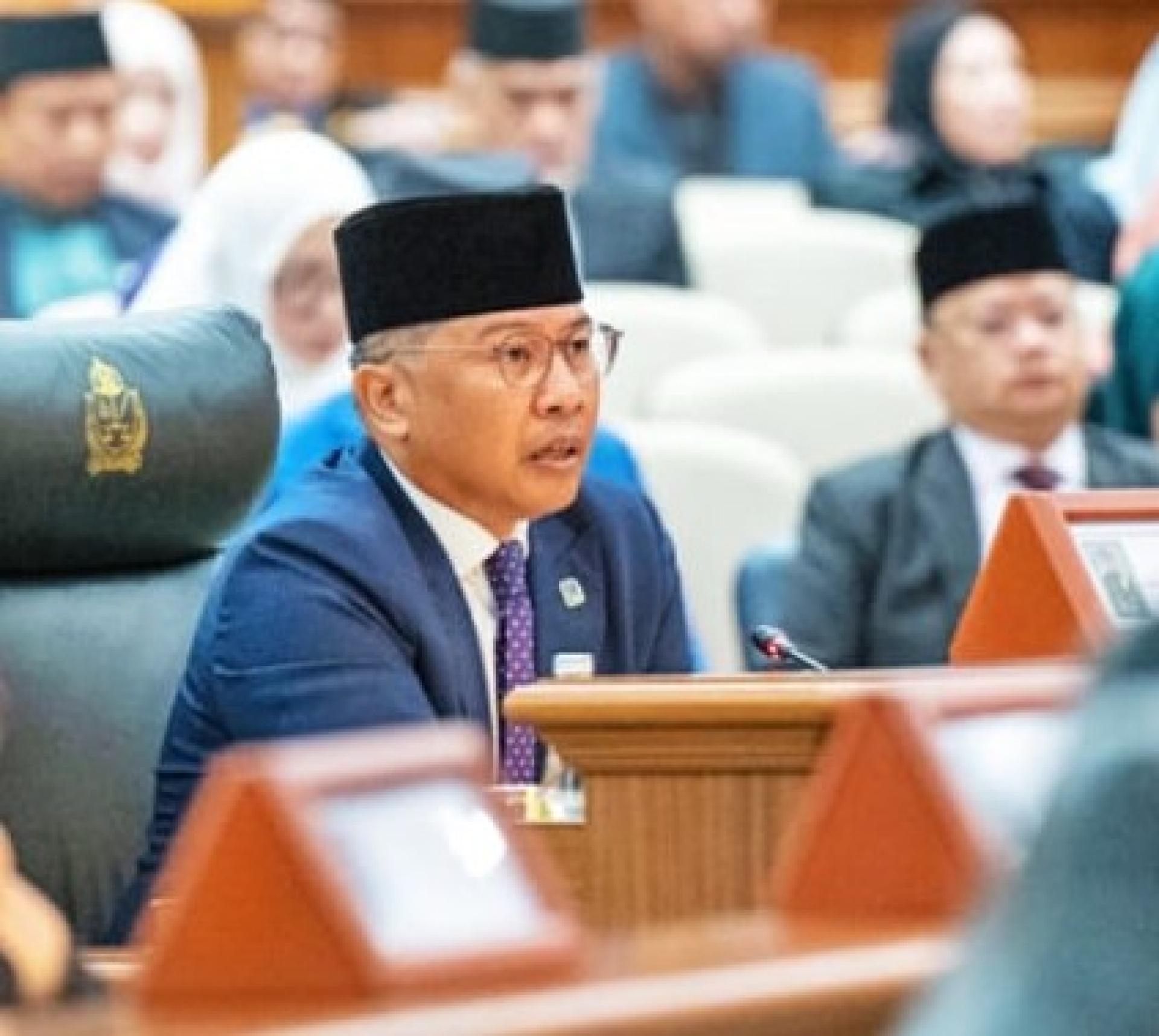 交通及通讯部长彭基兰拿督山哈里在国会发言