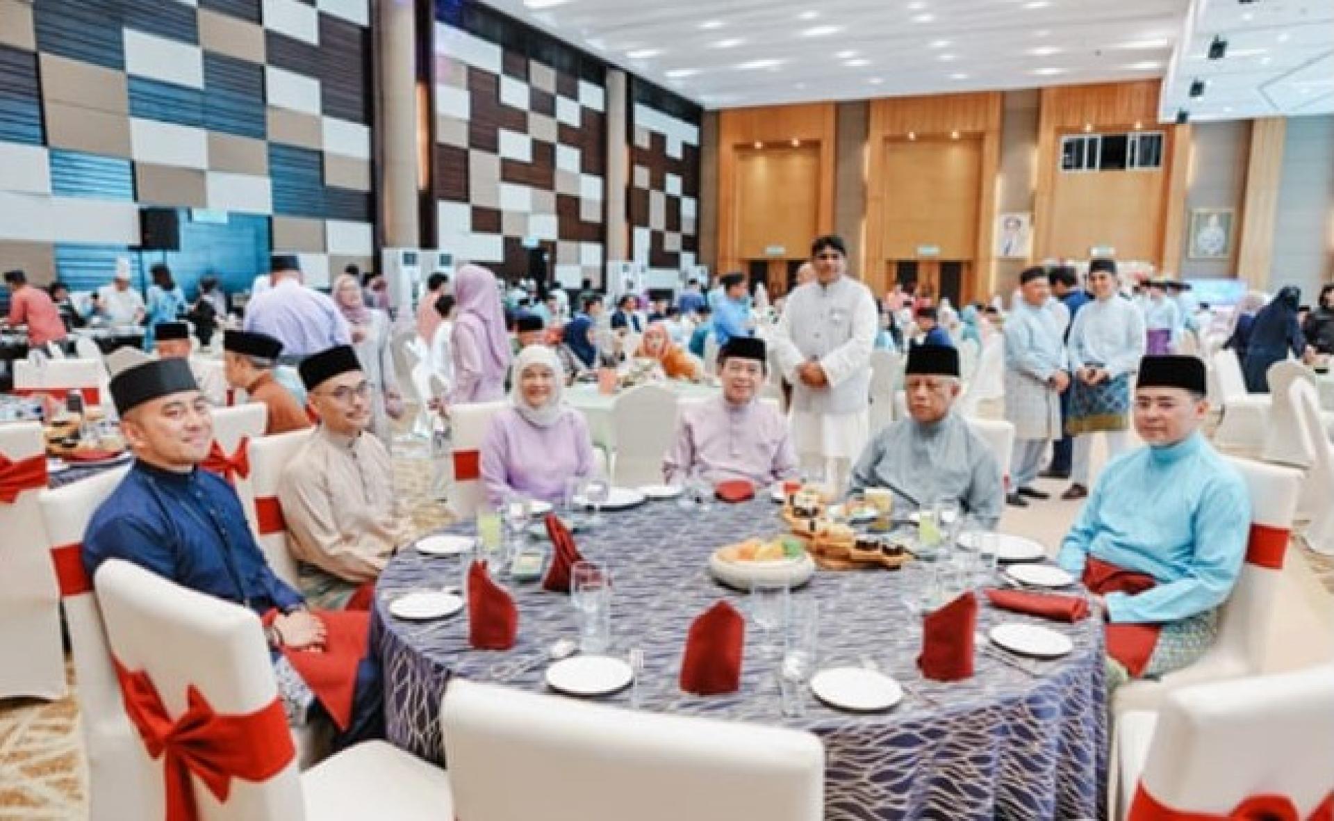 首相署部长兼第二国防部长丕显哈尔比、首相署部长兼第二财政及经济部长拿督刘光明等嘉宾出席开斋节开放日的活动