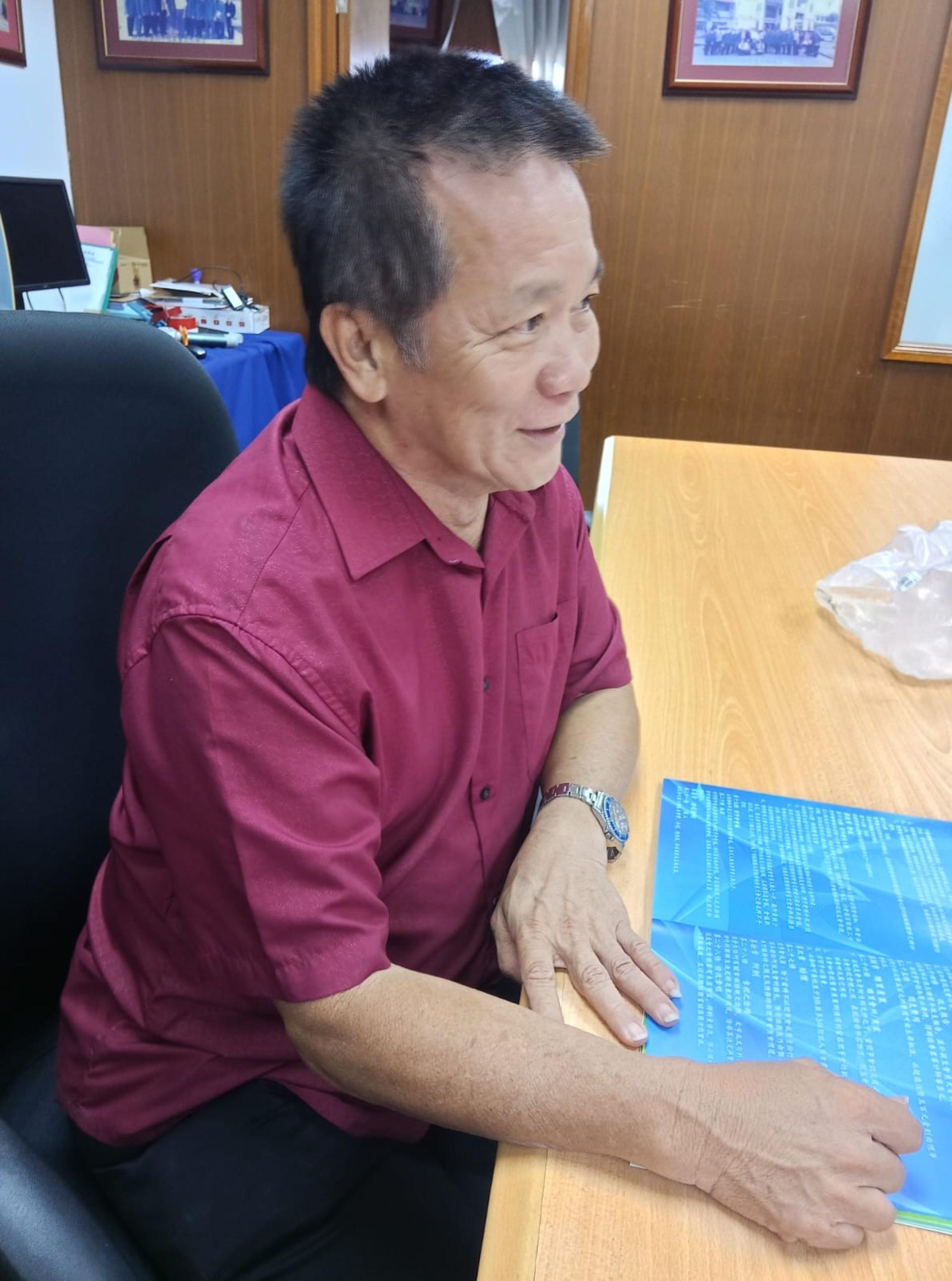 图为汶中校友会工作小组成员林明长。