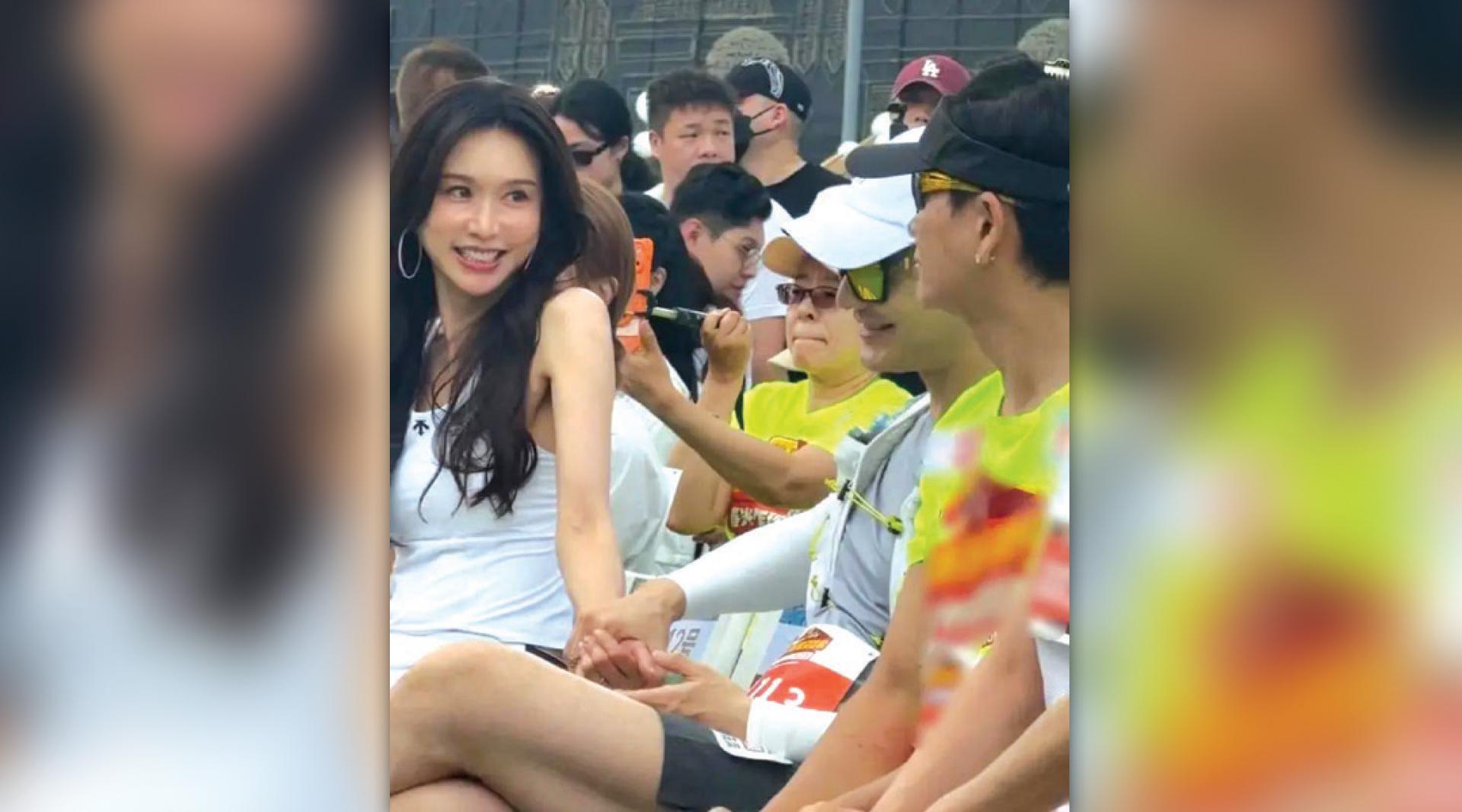 林志玲（如图）、黄晓明被拍到双手交握，2秒亲密画面冲上热搜，两人私下关系曝光。