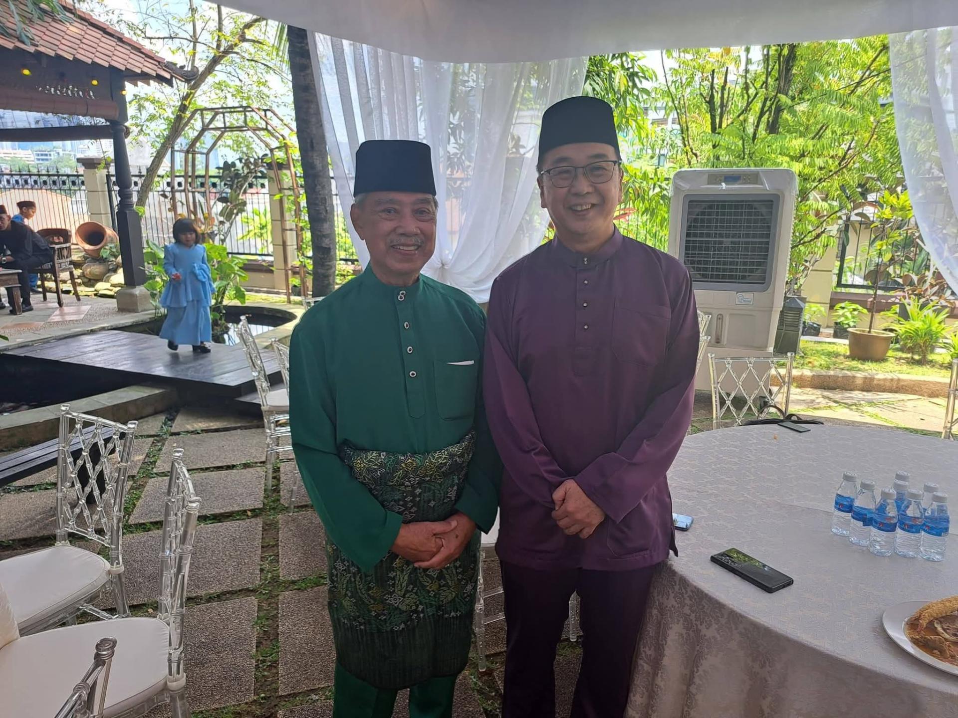 刘华才日前受邀出席慕尤丁举办的开斋节开放门户活动时，以马来传统服装亮相，却遭部分网民批评，甚至被指“卖国求荣”“没有尊严”。