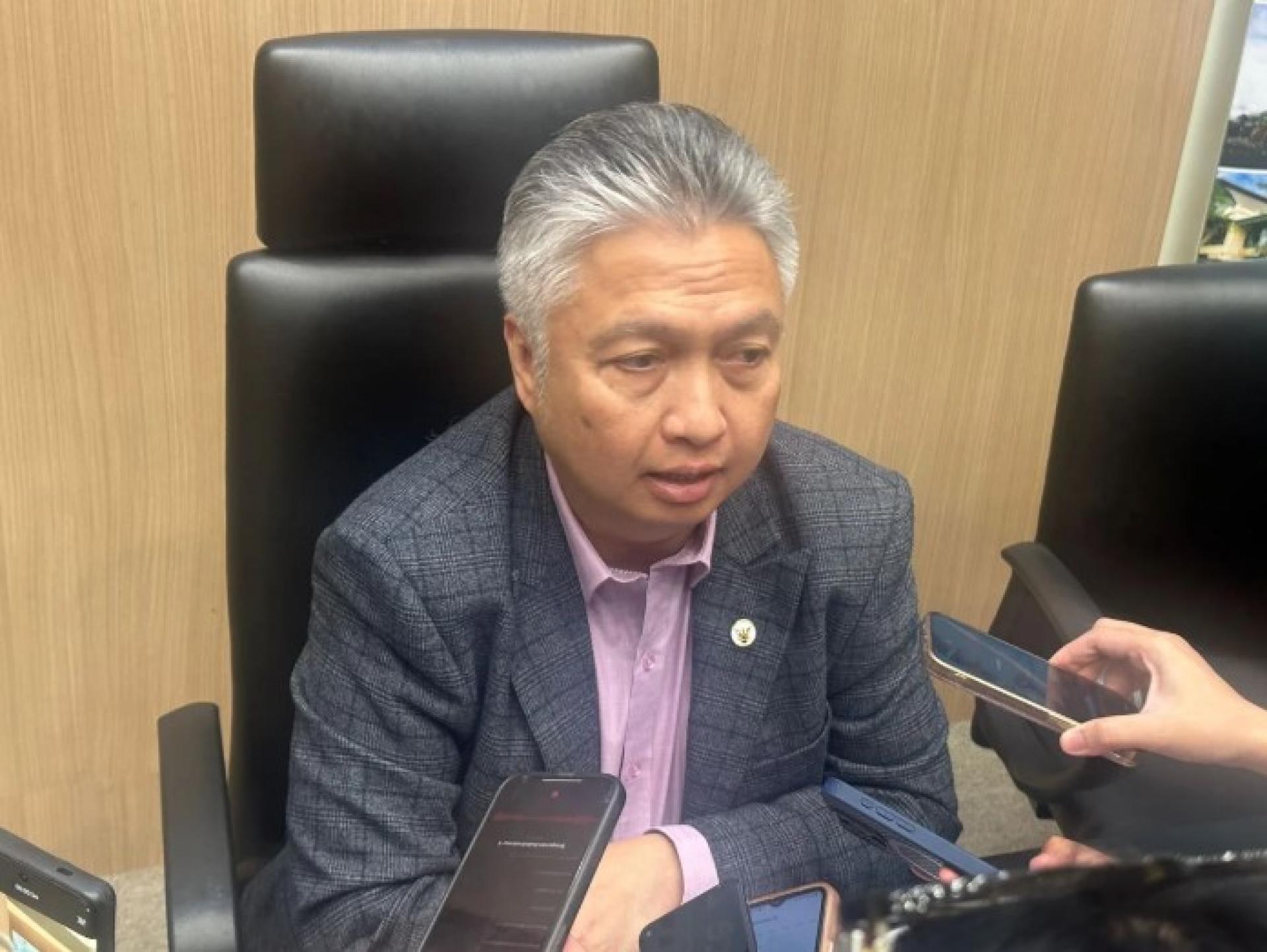 旅游、表演艺术及创意产业副部长拿督史诺登拉旺在古晋Baitulmakmur II大楼出席2026年东南亚导游第三次会议媒体发布会后接受媒体访问。