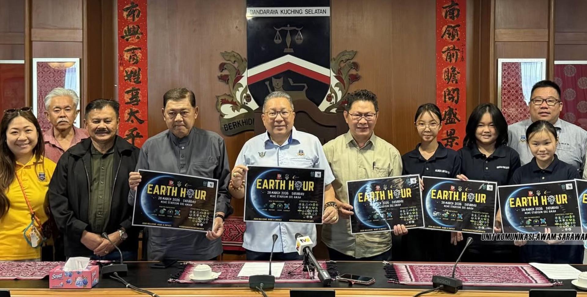 南市市长拿督黄鸿圣（左4）与在场出席者展示“地球一小时”活动宣传海报。