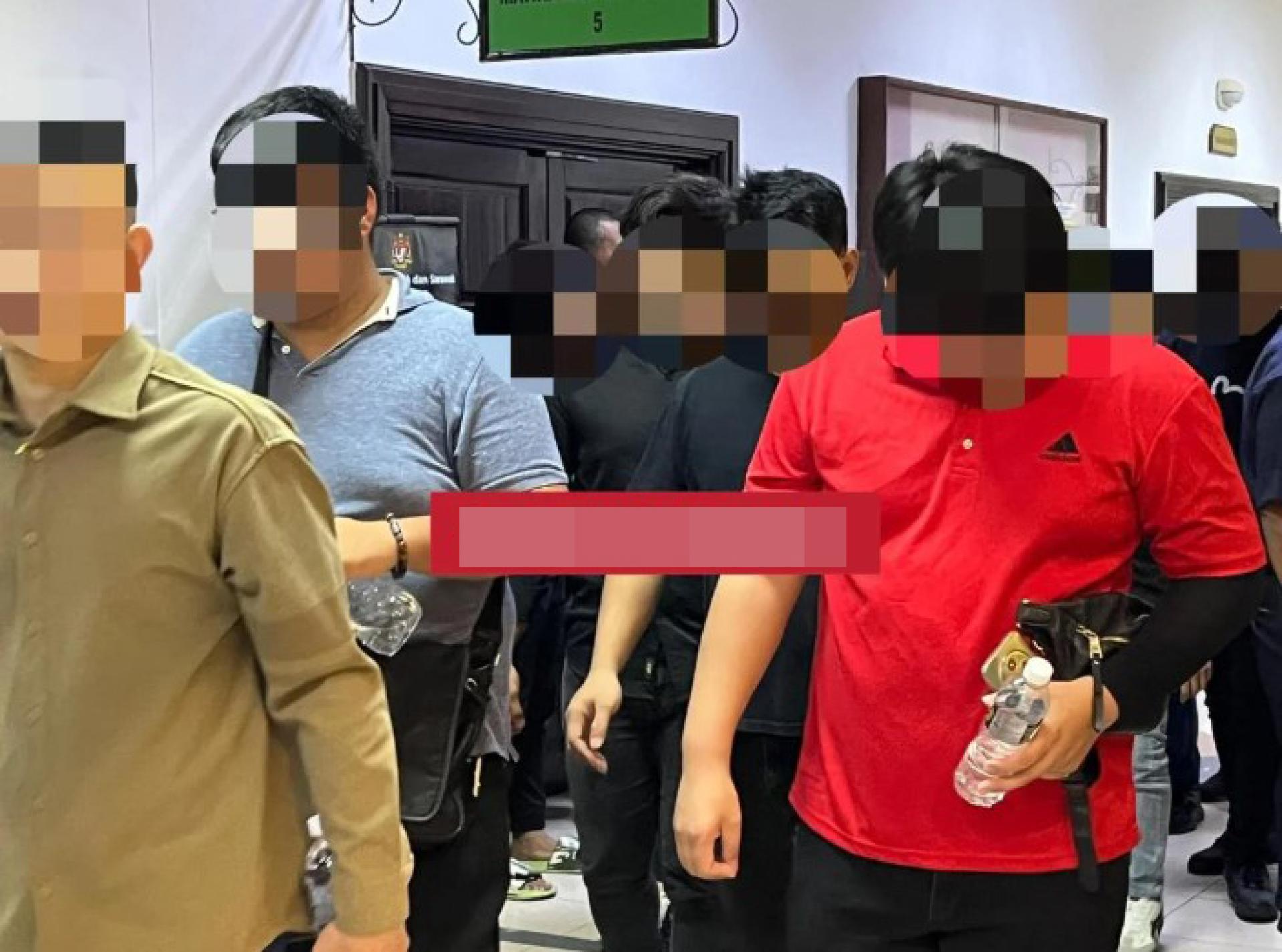 Ralph Lee所代理的被告在案件提堂后从地方法院1号厅被带出。