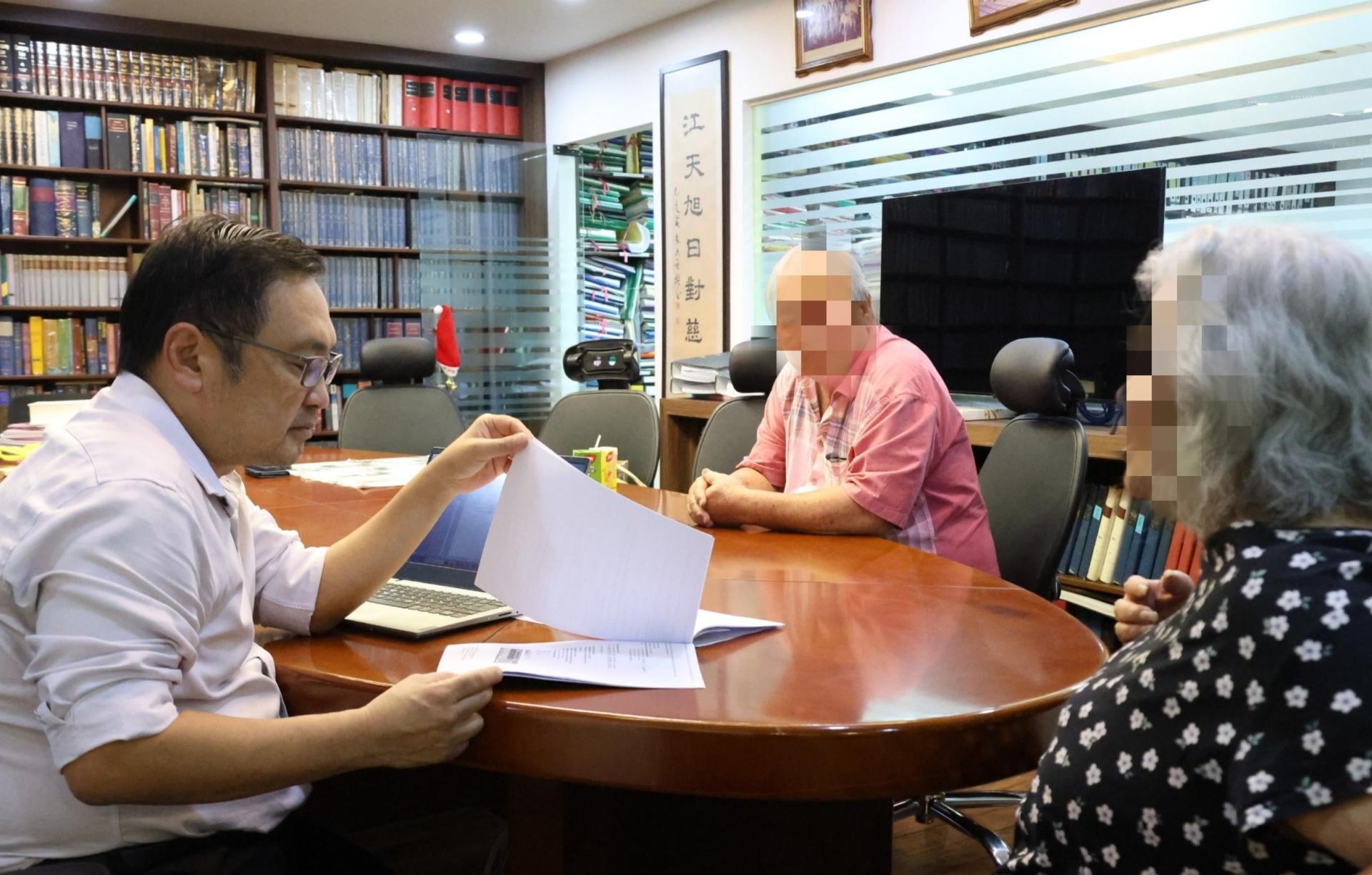 老夫妇向张健仁讲解事情的经过。