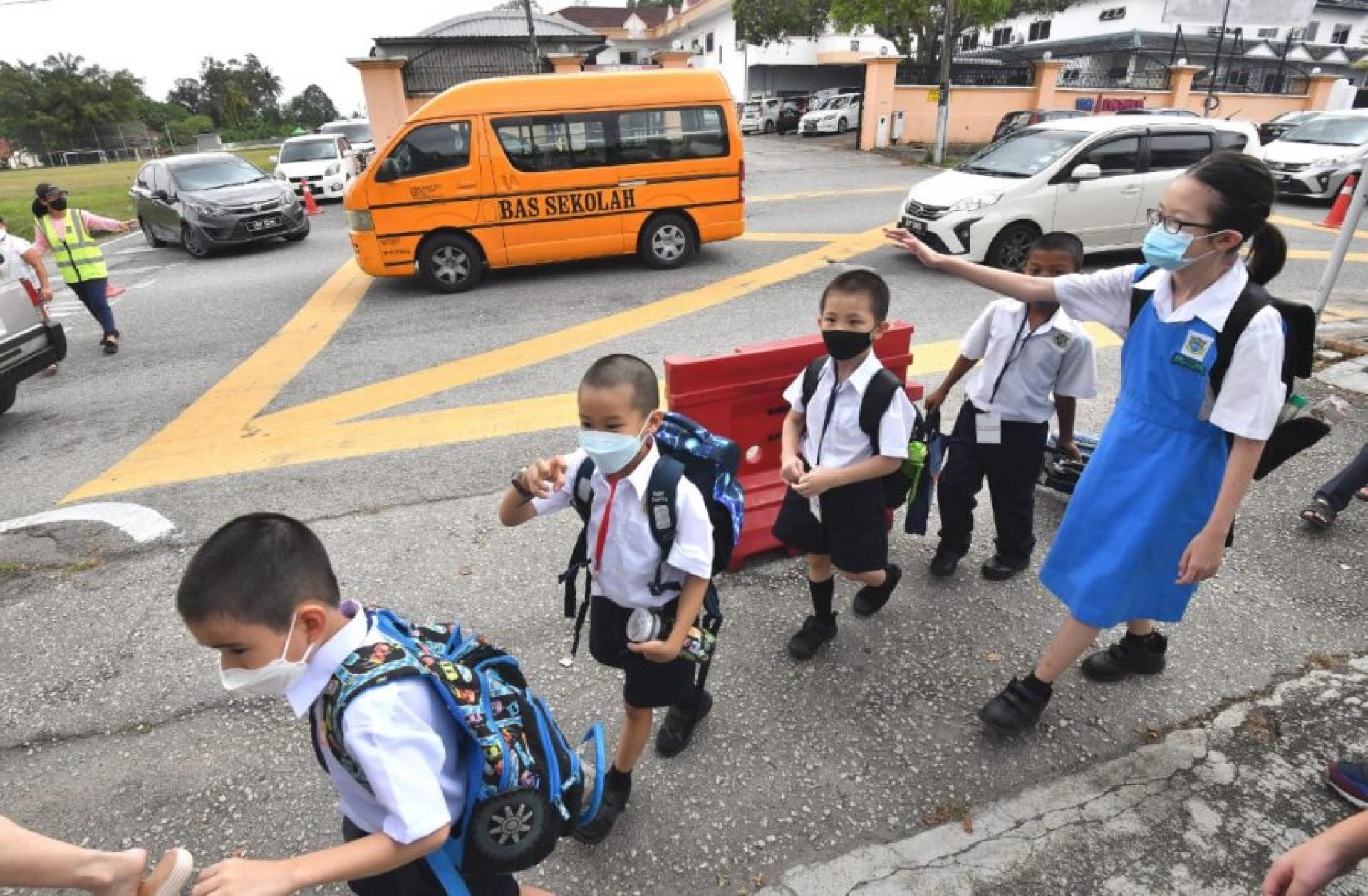 黄家和表示，现行的炎热天气指南规定，当连续3天每日气温达到第二级警告，即超过37摄氏度时，校方可决定暂时停课。（档案照）